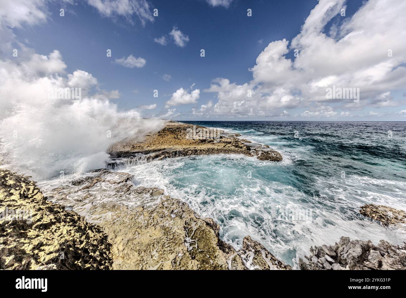 Boka Pistol ist eine kleine felsige Bucht, in der normale Wellen mit einem Knall einen hohen Sprühbrunnen erzeugen. Weg Zonder Naam, Sabana Westpunt, Curacao, Kòrsou Stockfoto