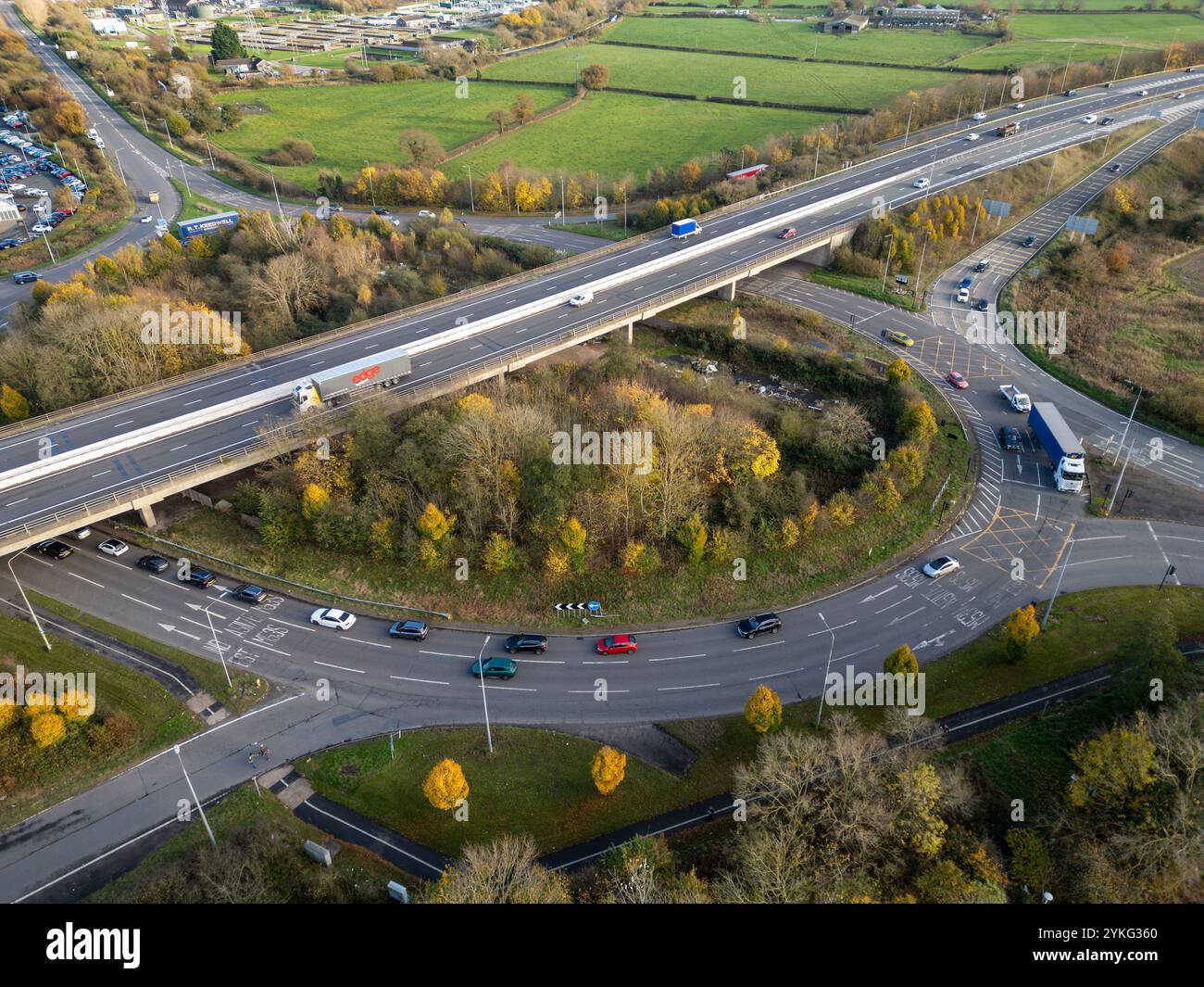 Fahren Sie auf dem M53-Autobahnkreuz 10 am Ellesmere Port, Wirral, England, mit Blick auf die Umlaufbahn Stockfoto