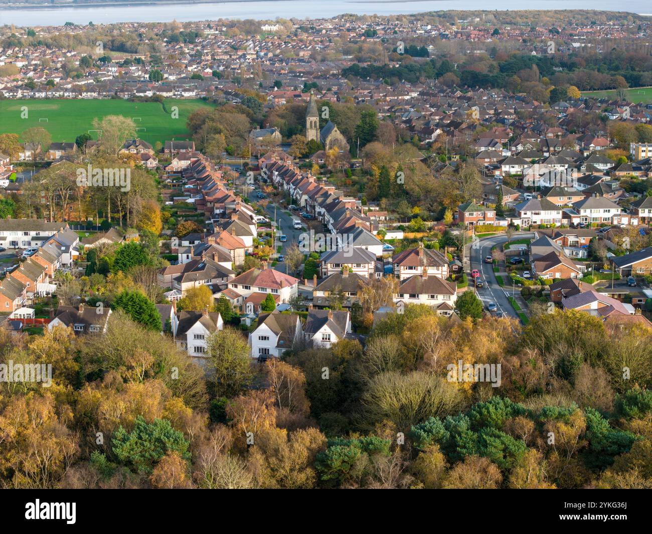 Christ Church and Residence Housing in Higher Bebington, Wirral, England Stockfoto
