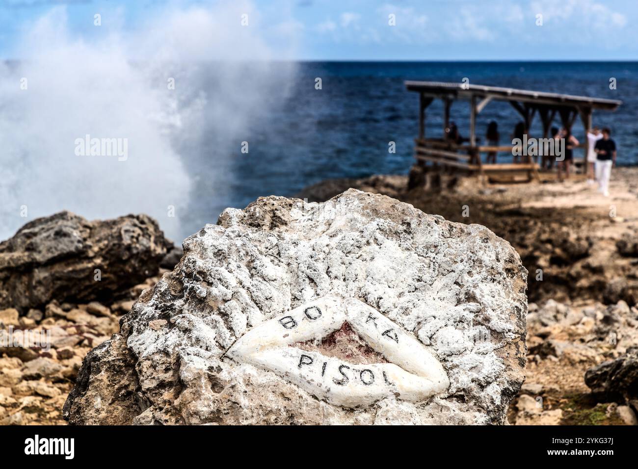 Boka Pistol ist eine kleine felsige Bucht, in der normale Wellen mit einem Knall einen hohen Sprühbrunnen erzeugen. Weg Zonder Naam, Sabana Westpunt, Curacao, Kòrsou Stockfoto