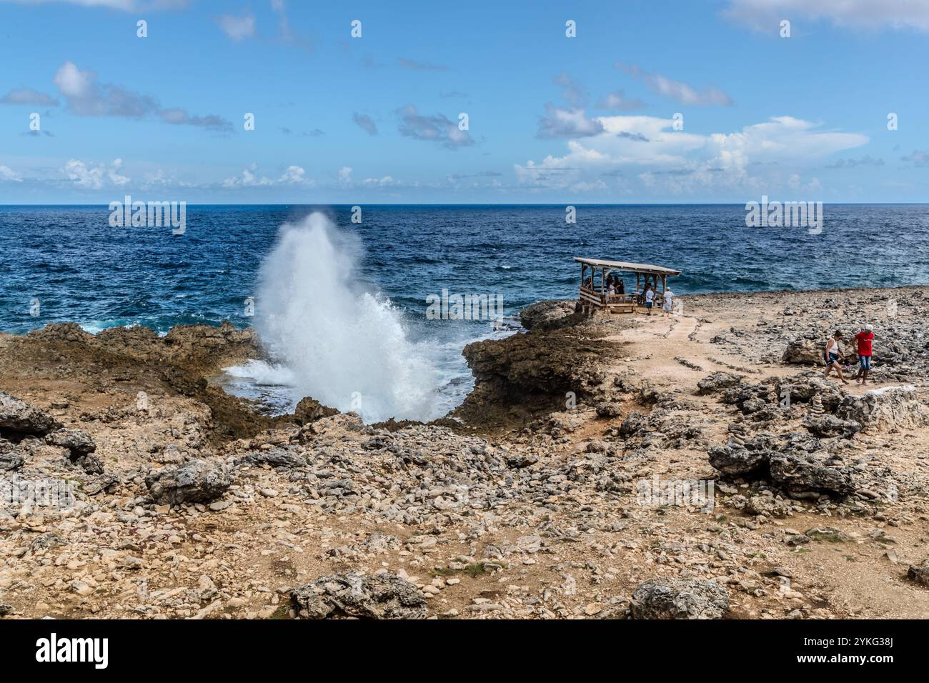 Boka Pistol ist eine kleine felsige Bucht, in der normale Wellen mit einem Knall einen hohen Sprühbrunnen erzeugen. Weg Zonder Naam, Sabana Westpunt, Curacao, Kòrsou Stockfoto