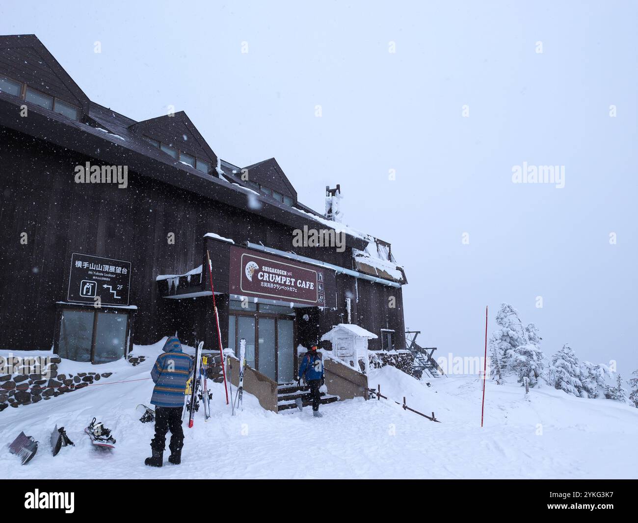 Café und Restaurants auf dem Gipfel des Mount Yokote im Shiga Kogen-Viertel von Nagano, Japan Stockfoto