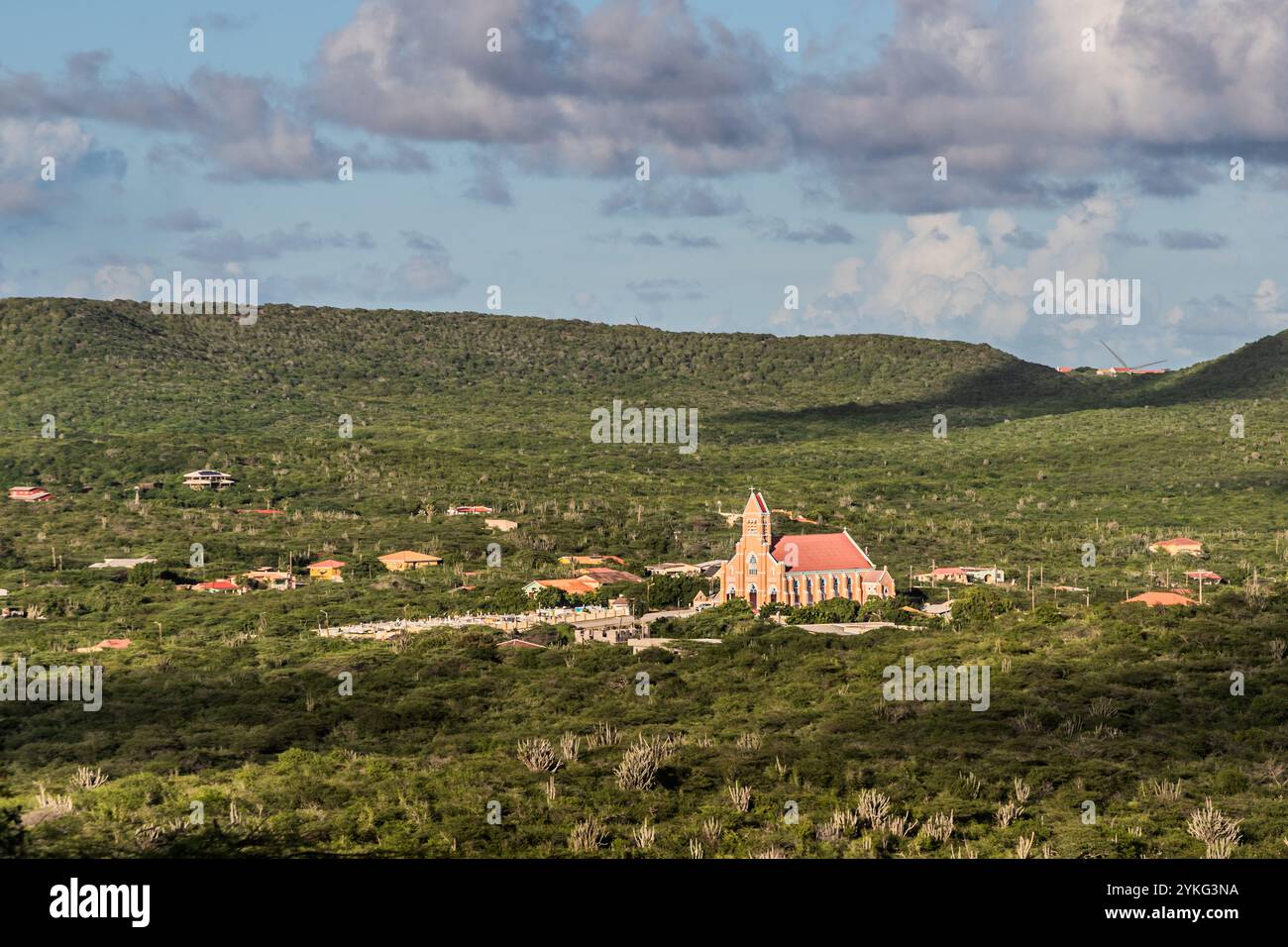 Willibrordus-Kirche mit dem Willibrordus-Friedhof. Weg naar Coral Estate, Curacao, Kòrsou Stockfoto