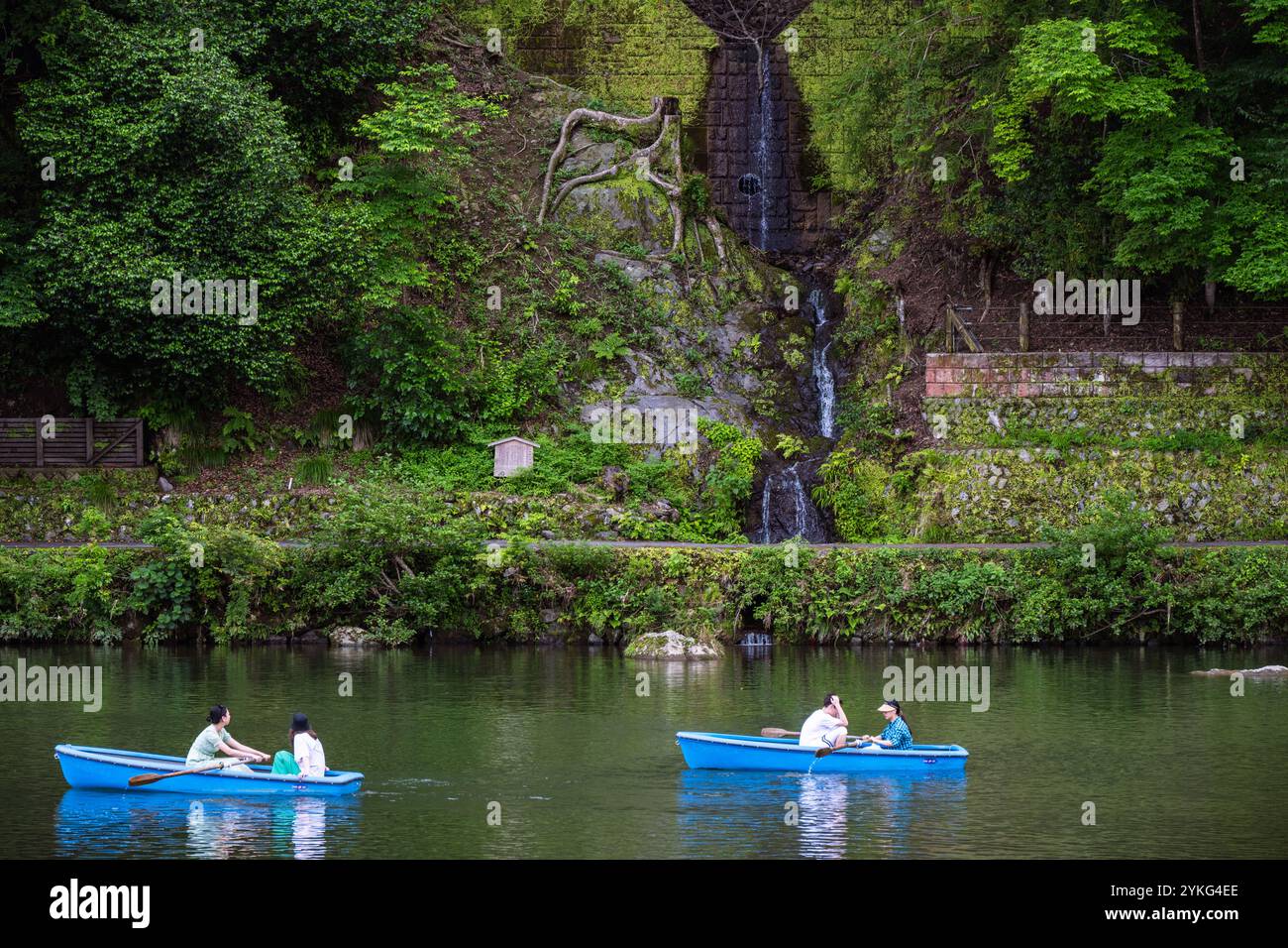 Blick auf Ruderboote mit Touristen auf dem Fluss in Arashiyama, einem beliebten Naturziel am 23. Juni 2023 in Kyoto, Japan Stockfoto
