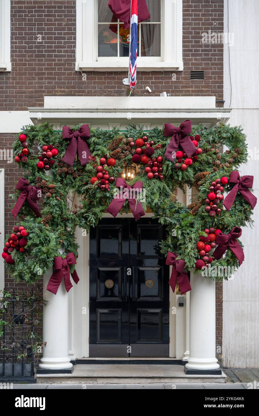 Mayfair, London, Großbritannien. November 2024. Weihnachtsdekorationen und Schaufensterdekorationen im Londoner Mayfair sorgen für Farbe an einem grauen Tag. Der Arts Club in der Dover Street. Quelle: Malcolm Park/Alamy Live News Stockfoto