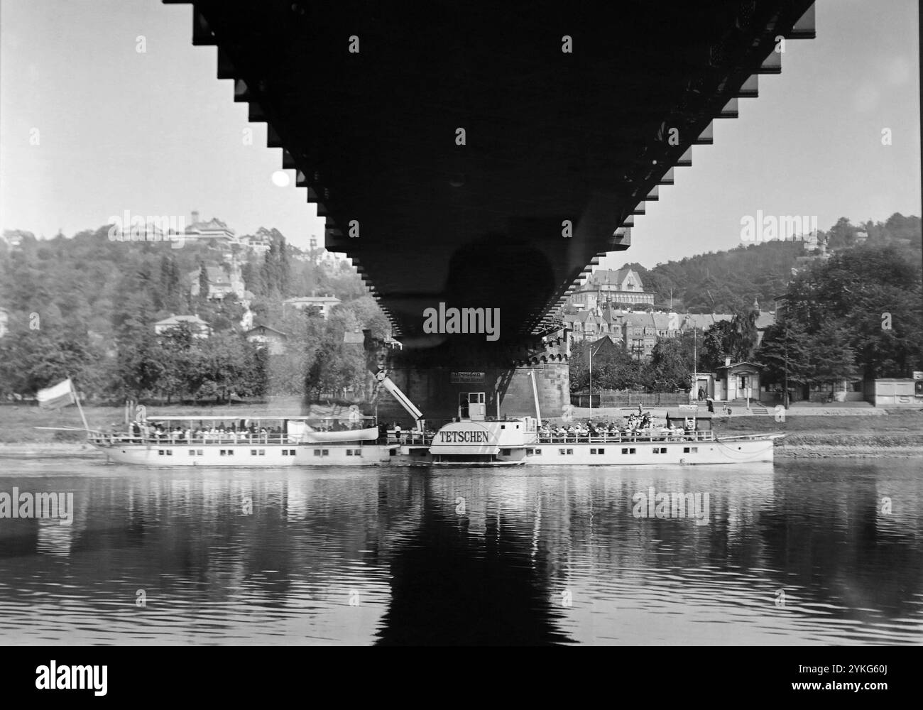 Der Fotograf Paul Wolff historische Fotos von fast 100 Jahre von Fotograf Paul Wolff 1876 1947die in einer Ausstellung die ab Mittwoch im Schloßbergmuseum Chemnitz zu sehen sind. Im Bild der Elbedampfer Tetschen unter dem Blauen Wunder. Die Ausstellung widmet sich dem Fotografen, dessen Nachlass mit ca. 5500 Glasplattennegative, 1600 positiven und verschiedenem Schriftmaterial der bedeutendste fundus der Bildsammlung des Landesamtes für Denkmalpflege Sachsen ist. Ungefähr 500 weitere Aufnahmen befinden sich in der Deutschen Fotothek der Sächsischen Landesbibliothek Staats- und Universität Stockfoto