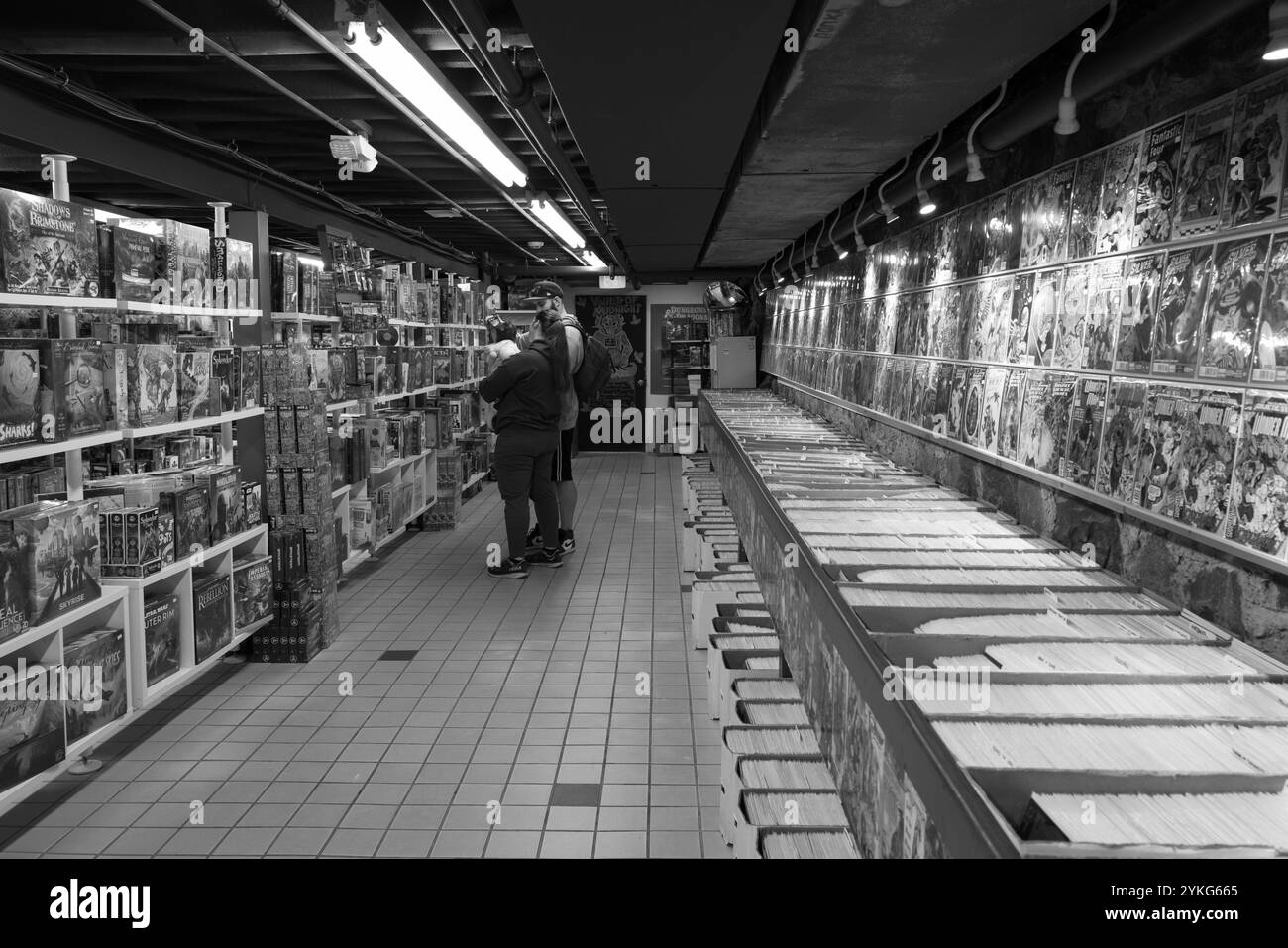 Spiele und Comic-Bücher im Keller des Vault of Midnight Comic Store in Ann Arbor Michigan USA Stockfoto