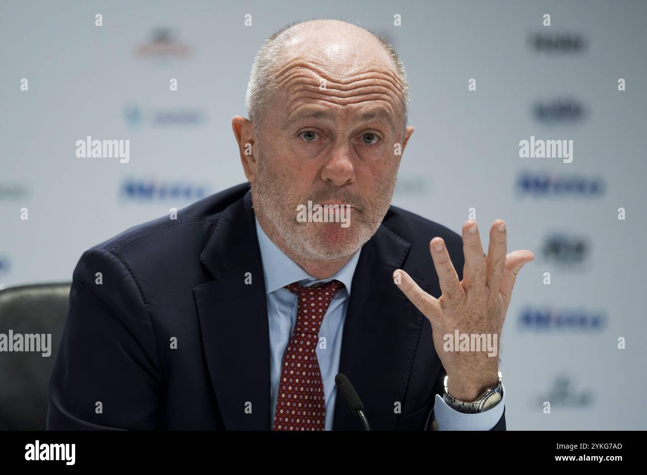 Turin, Italien. 17. November 2024. Angelo Binaghi, Präsident der FITP (italienischer Tennis- und Padel-Verband), gibt während der abschließenden Pressekonferenz am 8. Tag des Nitto ATP Finals Gesten. Quelle: Nicolò Campo/Alamy Live News Stockfoto