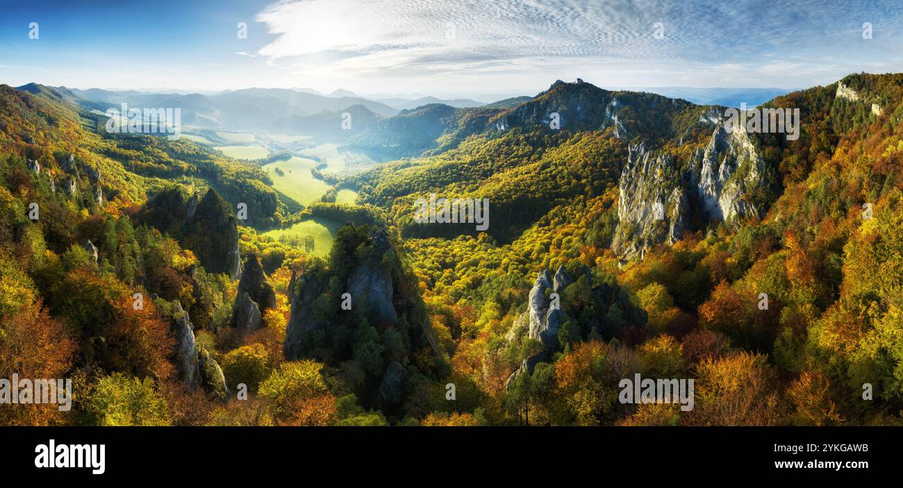 Farbenfroher Wald bei Sonnenuntergang im Herbst. Blick von oben auf die Berge im Wald. Wunderschöne Landschaft mit roten und orangen Blättern im Herbst. Slowakei - Sulov Stockfoto