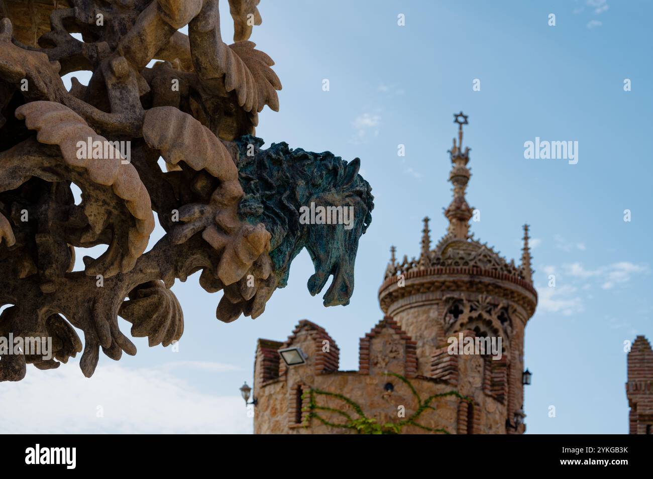 Reich verzierte Pferdeskulptur und detaillierter Turm im Schloss Colomares Stockfoto