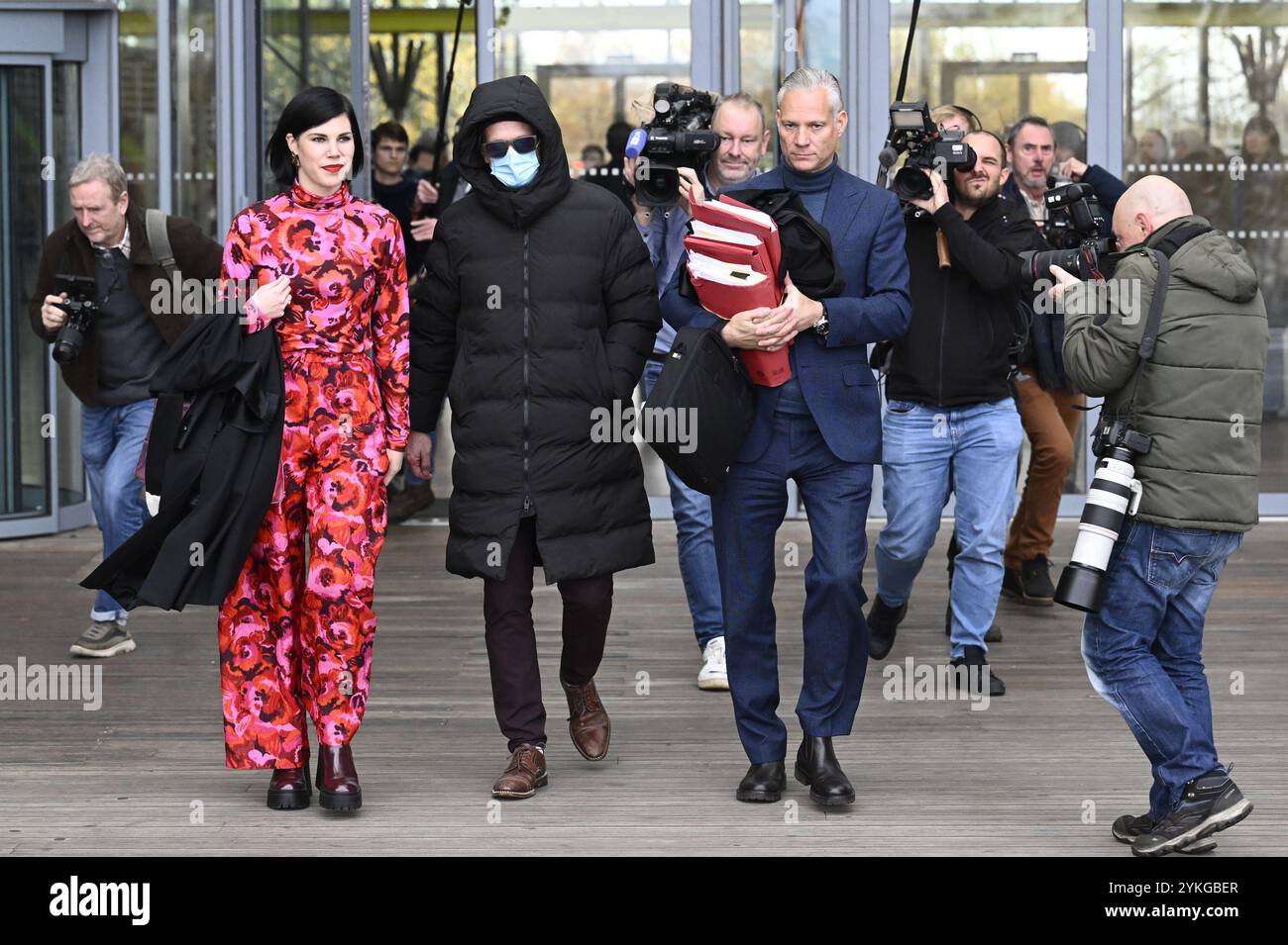 Antwerpen, Belgien. November 2024. Sven Pichal verlässt mit seiner Rechtsanwältin Davina Simons und dem Rechtsanwalt Walter Damen am Montag, den 18. November 2024, das Justizgericht Antwerpen. Der bekannte Radio 2-Moderator Pichal wurde im August 2023 wegen des Verdachts des Besitzes und der Verbreitung von Bildern von Kindesmissbrauch in Gewahrsam genommen. BELGA FOTO DIRK WAEM Credit: Belga News Agency/Alamy Live News Stockfoto