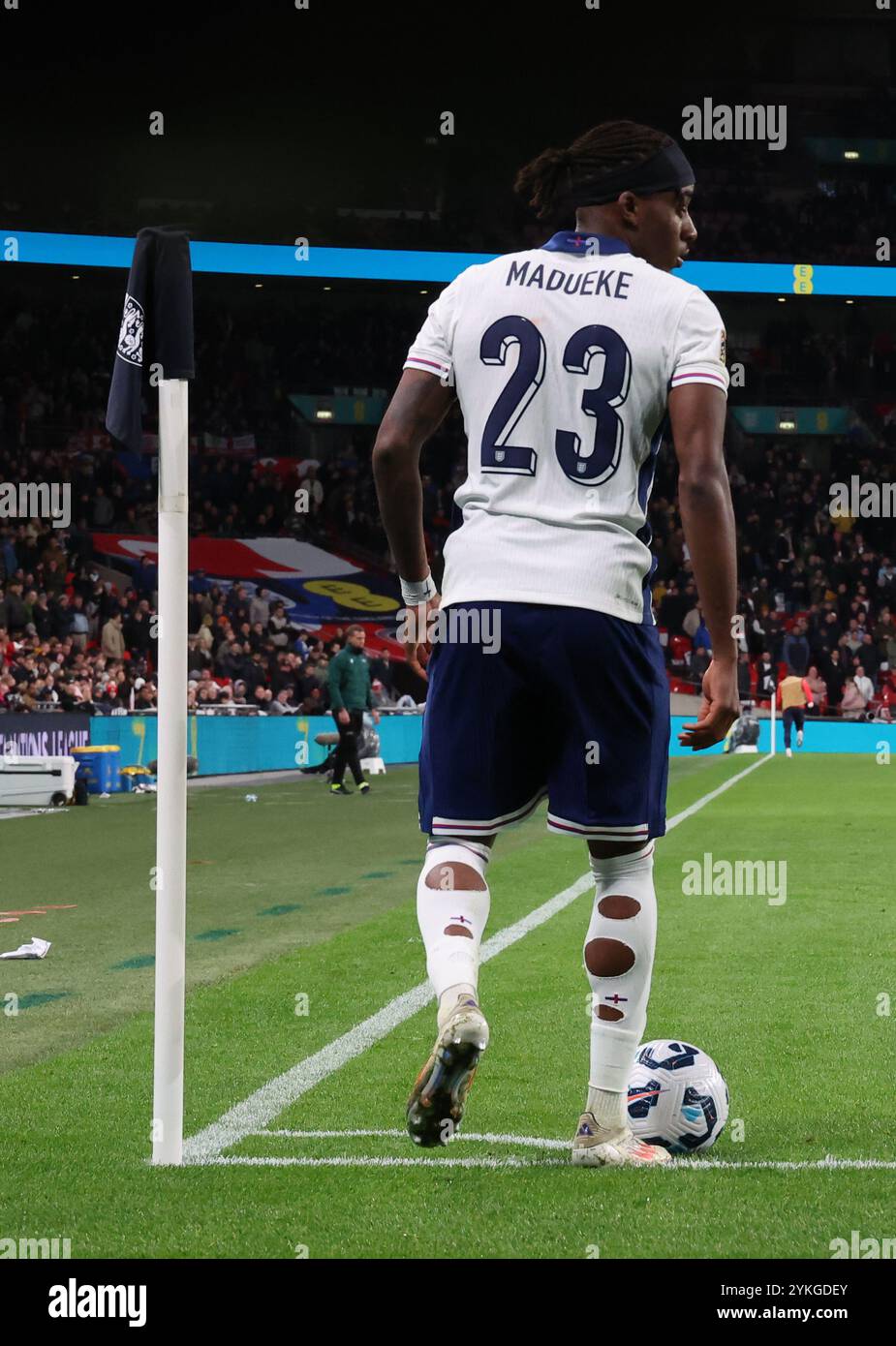 London, Großbritannien. November 2024. Noone Madueke(Chelsea) of England mit Löchern in seinen Socken in Aktion während des Gruppenspiels der UEFA Nations League 2 zwischen England und Republic Ireland am 17. November 2024 im Wembley Stadion, London. Credit: Action Foto Sport/Alamy Live News Stockfoto
