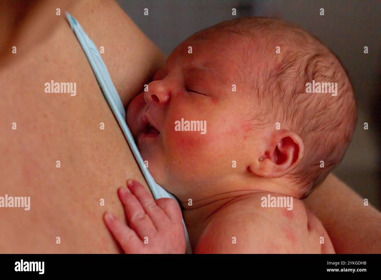 Schlafendes Baby, das nach der Pflege friedlich auf der Brust der Mutter ruht Stockfoto