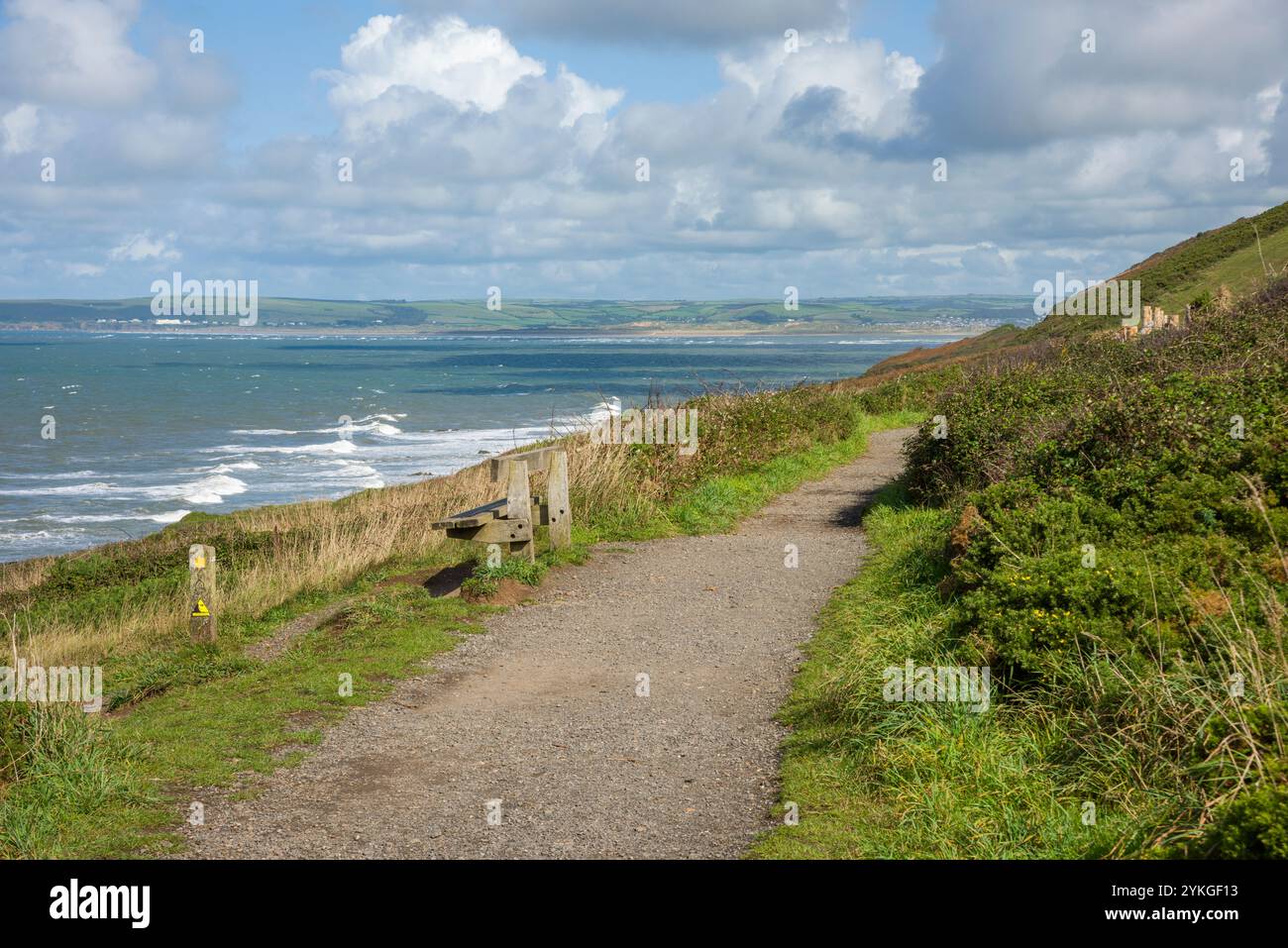 Der South West Coast Path in der Nähe von Westward Ho! Entlang des alten Gleisbetts des demontierten Bideford, westwärts Ho! Und Appledore Railway auf der North Devon Coast National Landscape, England. Stockfoto Der South West Coast Path in der Nähe von Westward Ho! Entlang des alten Gleisbetts des demontierten Bideford, westwärts Ho! Und Appledore Railway auf der North Devon Coast National Landscape, England. Stockfoto