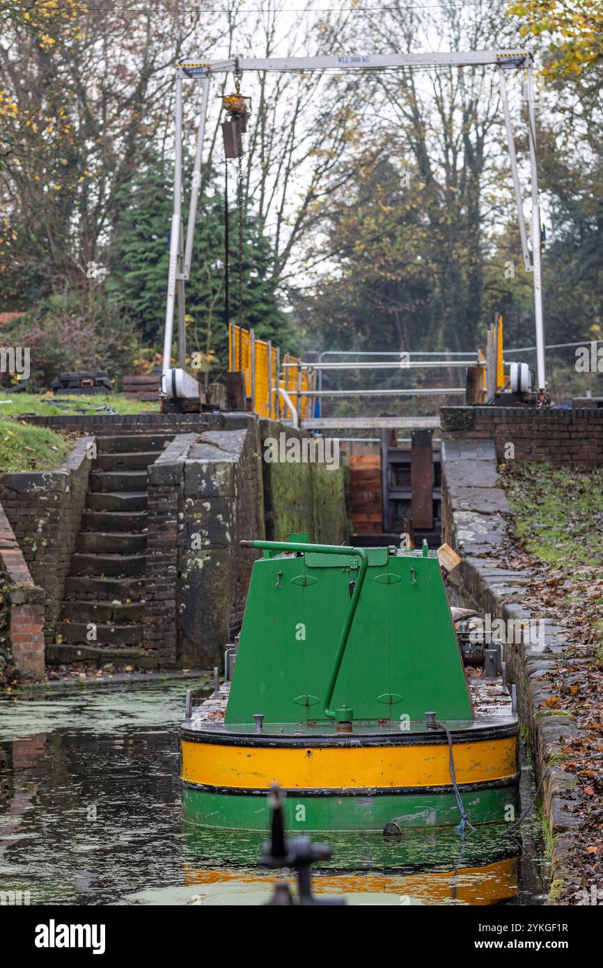 Größere Instandhaltungsarbeiten durch Canal & River Trust, die Schleusentore an einem Kanal in den Midlands, Großbritannien, an einem kalten Novembertag ersetzen. Stockfoto