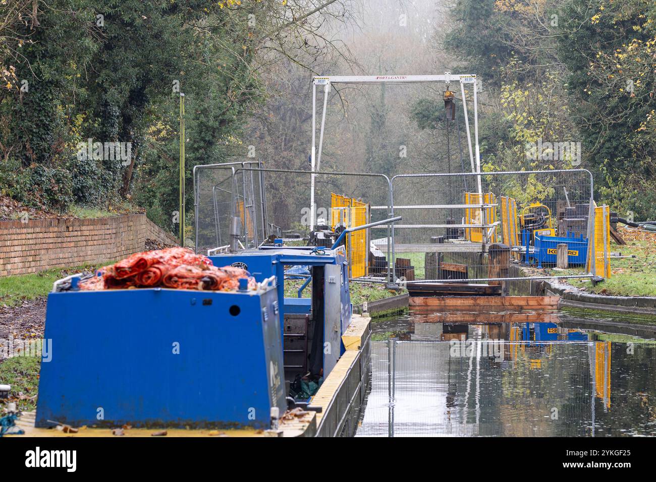 Größere Instandhaltungsarbeiten durch Canal & River Trust, die Schleusentore an einem Kanal in den Midlands, Großbritannien, an einem kalten Novembertag ersetzen. Stockfoto