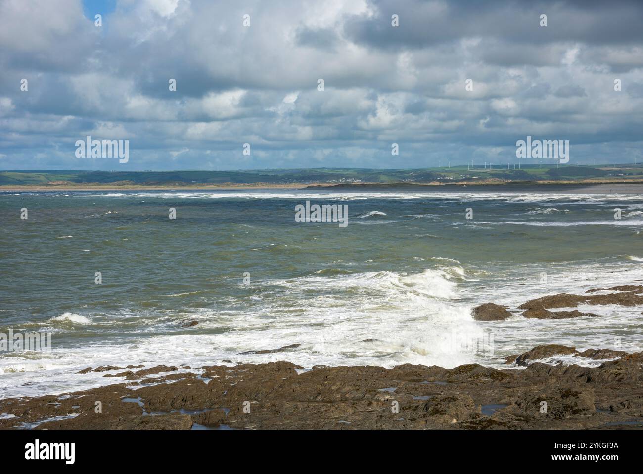 Der Blick über das Meer von westwärts Ho! In Richtung der Mündung der Flüsse Taw und Torridge in der North Devon Coast National Landscape, England. Stockfoto