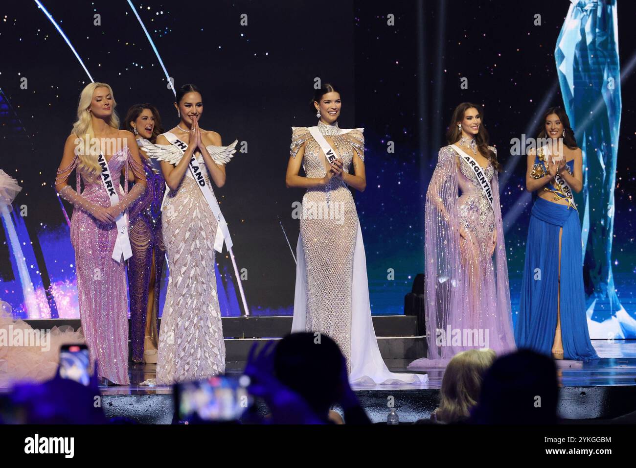 Mexiko-Stadt, Mexiko. November 2024. (L-R) Miss Denmark Victoria Kjær Theilvig, Miss Thailand Opal Suchata, Miss Venezuela Ileana Márquez, Miss Argentinien Magali Benejam, Miss Puerto Rico Jennifer Colin, während ihrer Teilnahme an der 73. Miss Universe Pageant Competition Show in der Mexico City Arena am 16. November 2024 in Mexico City, Mexiko. (Foto: Yamak Perea/Eyepix/SIPA USA) Credit: SIPA USA/Alamy Live News Stockfoto