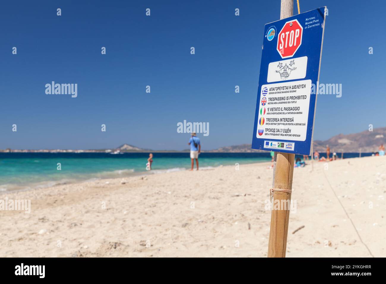 Zakynthos, Griechenland - 16. August 2016: Nahaufnahme eines Stoppschildes, Text in verschiedenen Sprachen bedeutet: Zutritt ist verboten, Nesting Area Logger Stockfoto