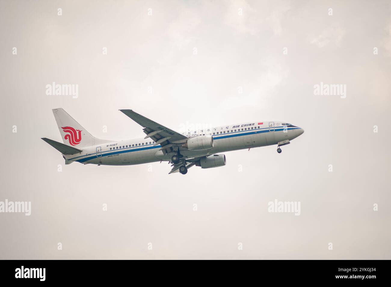 22.10.2024, Singapur, Republik Singapur, Asien - ein Passagierjet der Air China Boeing 737-86N mit der Registrierung B-5327 nähert sich dem Flughafen Changi an. Stockfoto