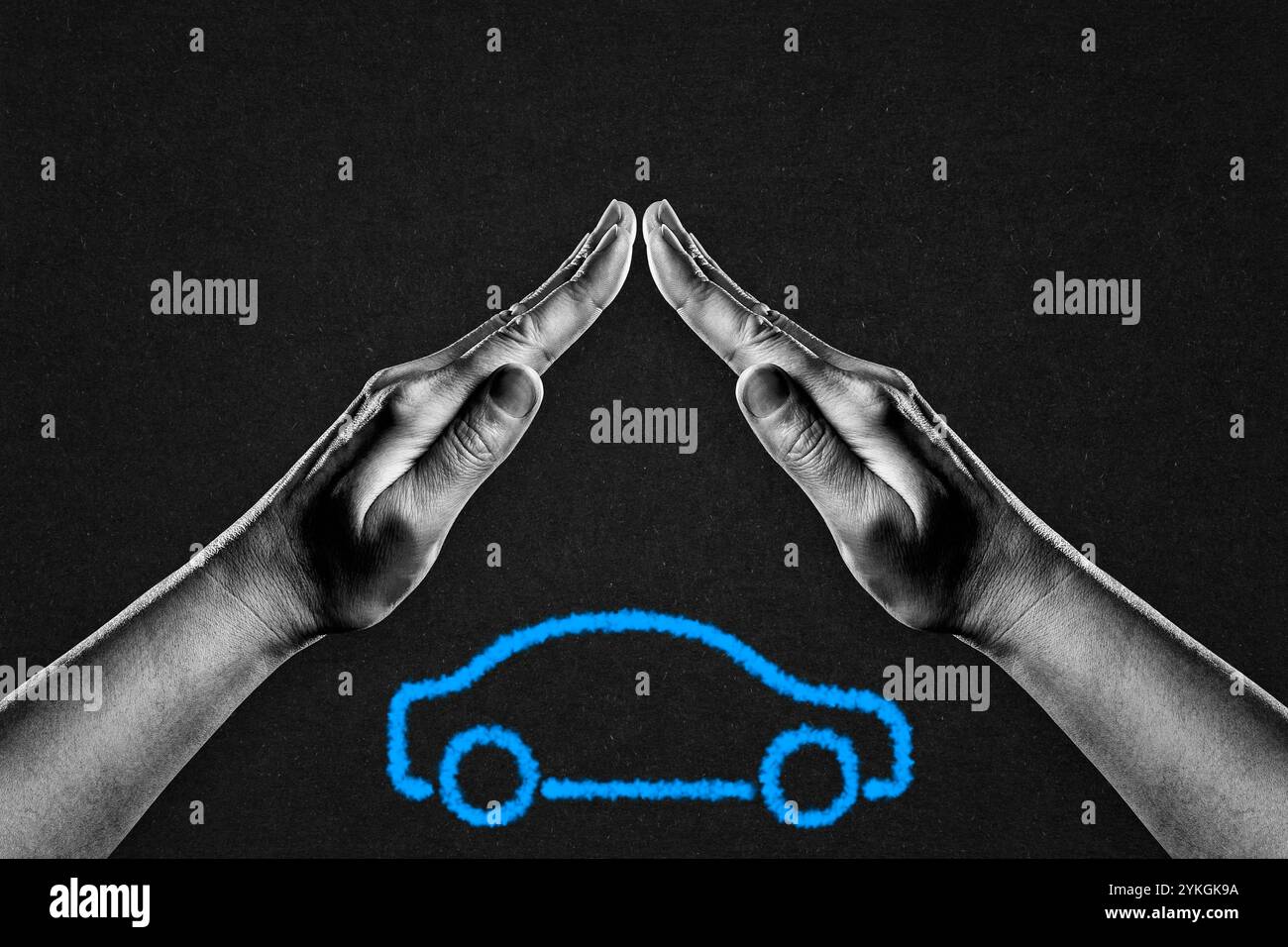 Hände in Schwarz und weiß in Geste des Schutzes Autokennzeichen auf schwarzem strukturiertem Hintergrund mit Kopierraum Stockfoto