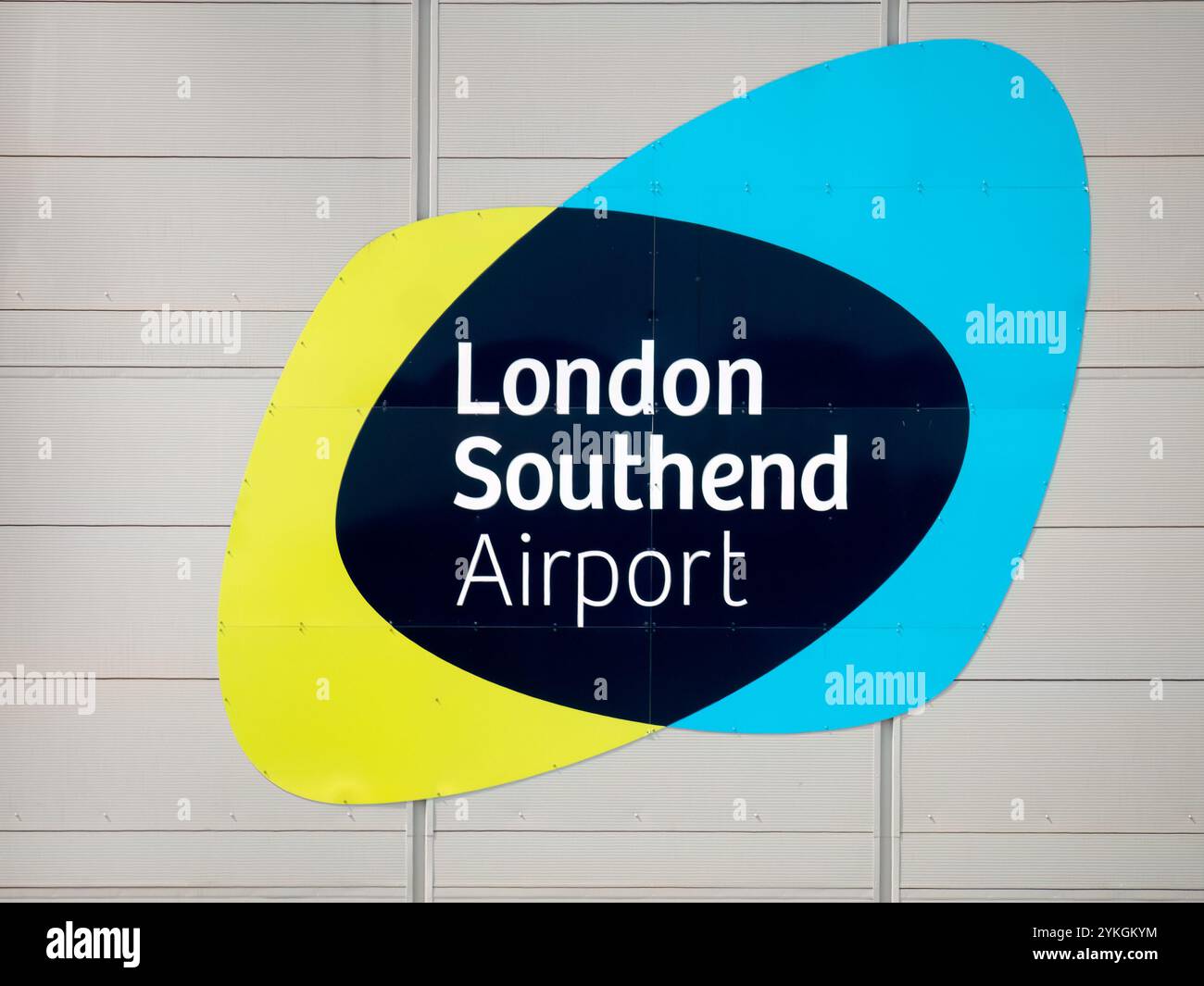 SOUTHEND-ON-SEA, ESSEX, Großbritannien - 13. JULI 2013: Schild am Flughafen London Southend am Terminal Building Stockfoto