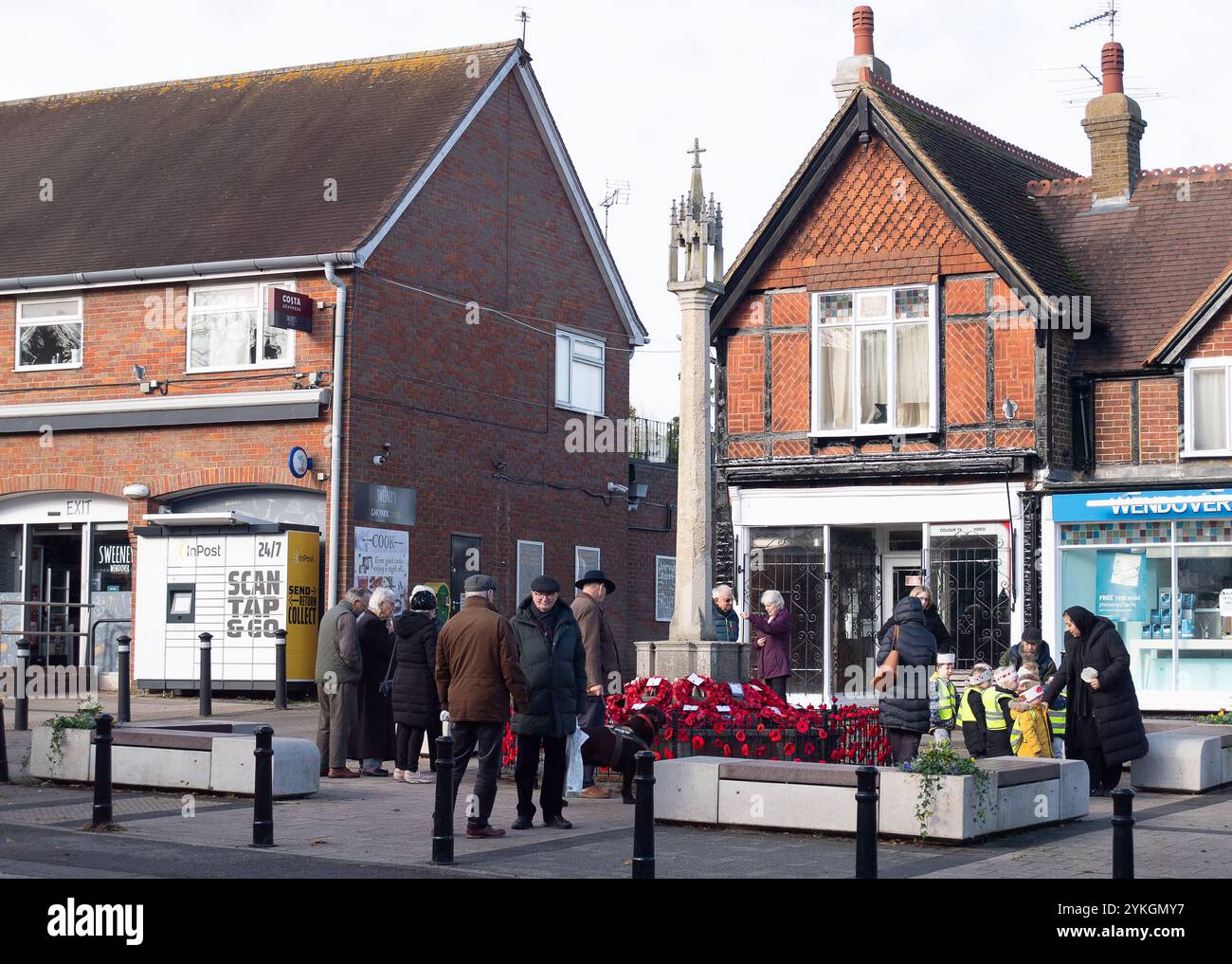 November 2024. Tag des Waffenstillstands in Wendover, Buckinghamshire. Die Einheimischen versammelten sich heute Morgen um das war Memorial in Wendover, um die Kriegstoten zu ehren. Kredit: Maureen McLean/Alamy Stockfoto
