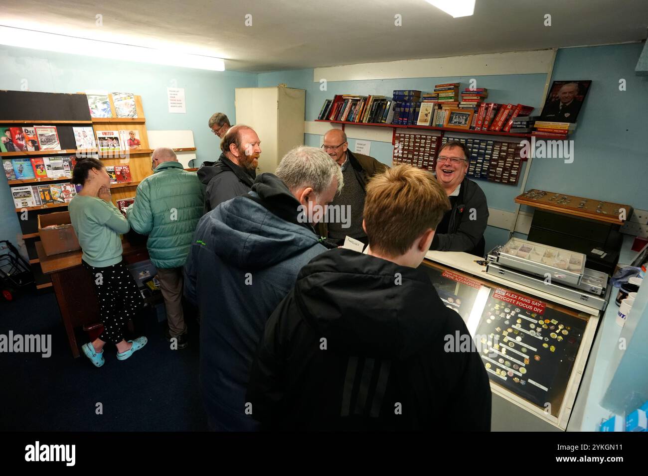 Ein Programm und eine PIN-Sammlung vor dem Spiel der Sky Bet League Two im Mornflake Stadium, Crewe. Bilddatum: Samstag, 16. November 2024. Stockfoto