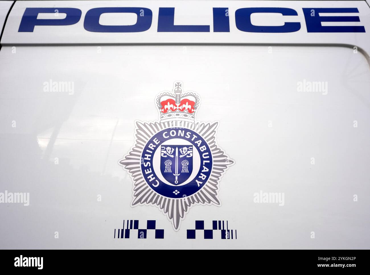 Ein Cheshire Constabulary-Abzeichen auf einem Van vor dem Spiel der Sky Bet League 2 im Mornflake Stadium, Crewe. Bilddatum: Samstag, 16. November 2024. Stockfoto