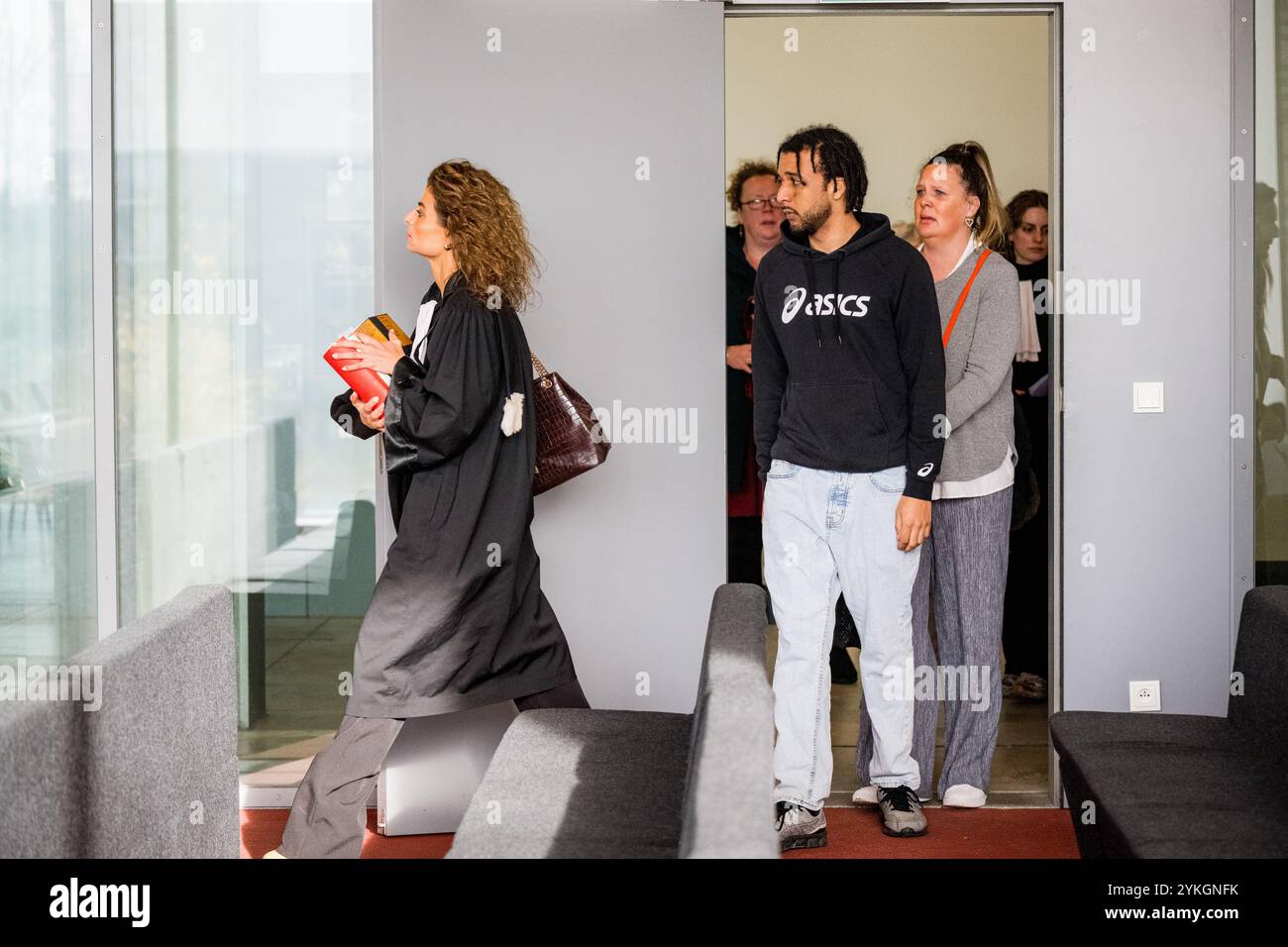 Ein Bild zeigt die Familie des Opfers während der Klageschrift im Falle des Ertrinkens eines Mannes (53) während des Gentse-Feesten 2022, am Montag, 18. November 2024, in Gent. Zwei niederländische Verdächtige wurden vor Gericht wegen Übergriffen und Batterie mit Todesfolge, schuldhafter Fahrlässigkeit und unbeabsichtigtem Totschlag gebracht. Die Familie des Opfers hatte die Umklassifizierung in Totschlag beantragt, was den Fall vor das Assize Court gebracht hätte, aber die ratskammer und die Gent Anklagekammer (KI) haben darauf nicht reagiert. BELGA FOTO JASPER JACOBS Stockfoto