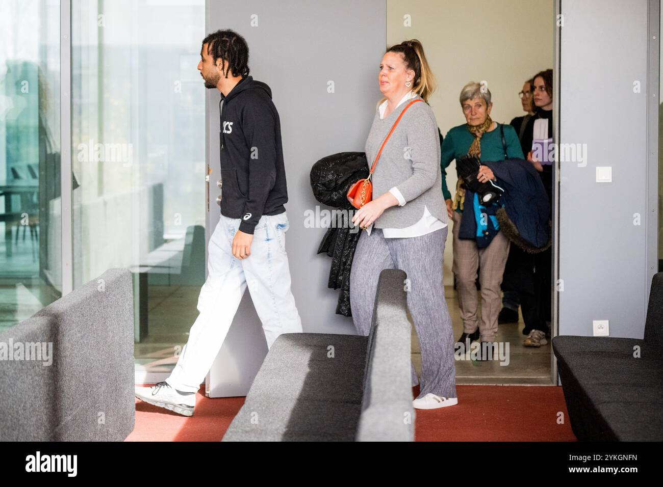 Ein Bild zeigt die Familie des Opfers während der Klageschrift im Falle des Ertrinkens eines Mannes (53) während des Gentse-Feesten 2022, am Montag, 18. November 2024, in Gent. Zwei niederländische Verdächtige wurden vor Gericht wegen Übergriffen und Batterie mit Todesfolge, schuldhafter Fahrlässigkeit und unbeabsichtigtem Totschlag gebracht. Die Familie des Opfers hatte die Umklassifizierung in Totschlag beantragt, was den Fall vor das Assize Court gebracht hätte, aber die ratskammer und die Gent Anklagekammer (KI) haben darauf nicht reagiert. BELGA FOTO JASPER JACOBS Stockfoto