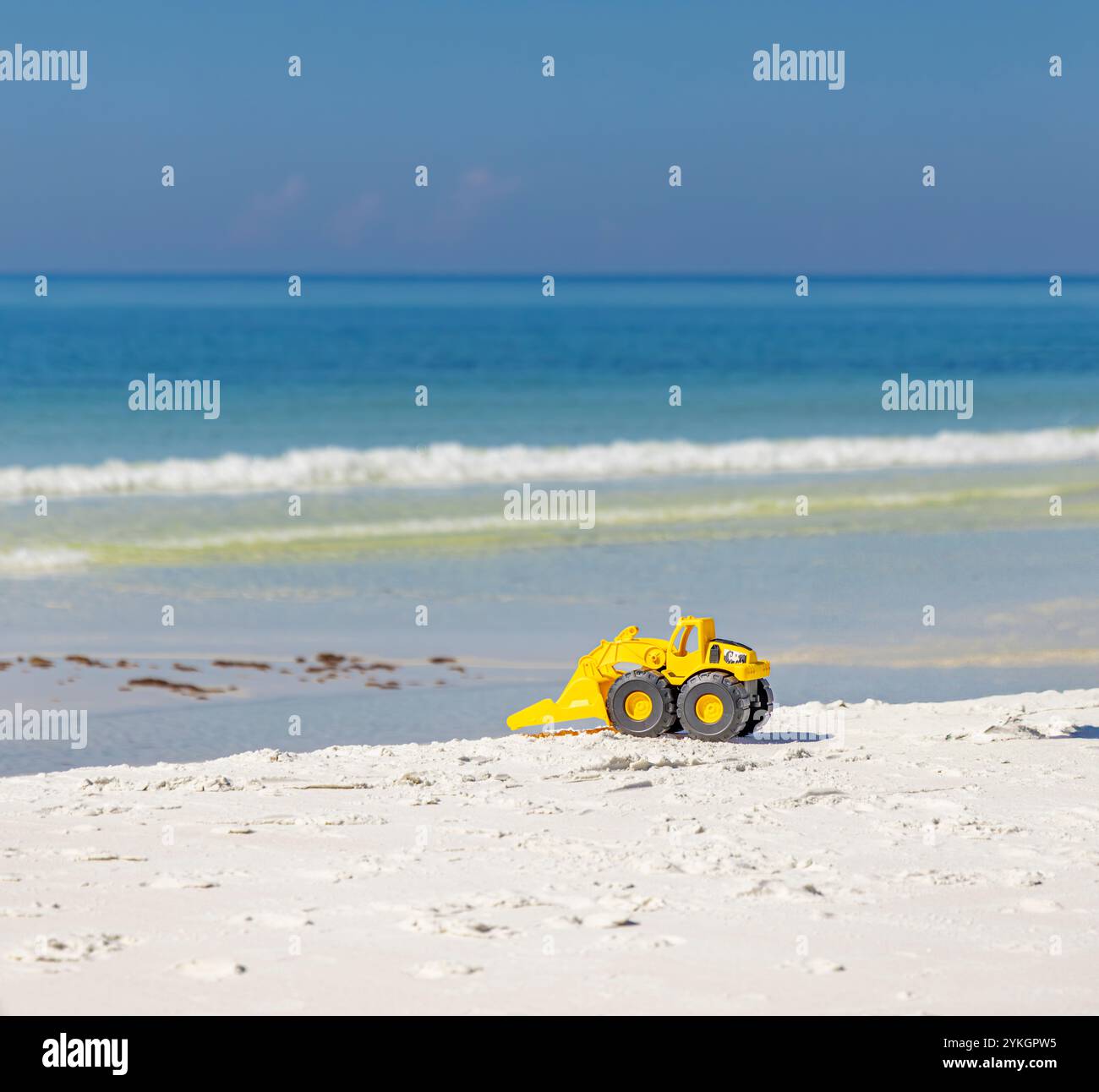 Kleiner SpielzeugFrontlader am Strand in florida Stockfoto