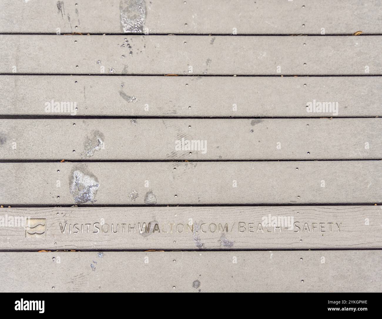 Detailbild des Boards, der zum Strand geht. Stockfoto