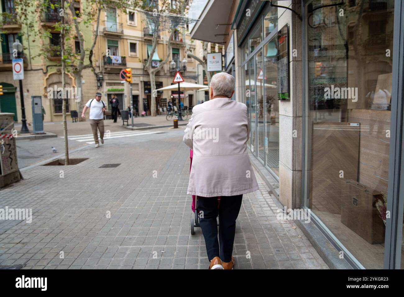 Barcelona, Spanien. November 2024. Stockfotos älterer Menschen mit Daten, die zeigen, dass die Bevölkerung über 65 Jahren ständig zunimmt. Imágenes de recurso de personas mayores con datos que muestran que la población Mayor de 65 A&#xf1;os está en constante aumento. News-cronaca-Barcelona, Spanien Montag, 18. November 2024 (Foto: Eric Renom/LaPresse) Credit: LaPresse/Alamy Live News Stockfoto