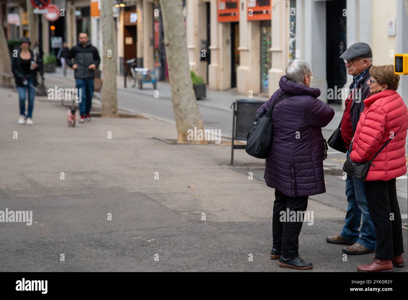 Barcelona, Spanien. November 2024. Stockfotos älterer Menschen mit Daten, die zeigen, dass die Bevölkerung über 65 Jahren ständig zunimmt. Imágenes de recurso de personas mayores con datos que muestran que la población Mayor de 65 A&#xf1;os está en constante aumento. News-cronaca-Barcelona, Spanien Montag, 18. November 2024 (Foto: Eric Renom/LaPresse) Credit: LaPresse/Alamy Live News Stockfoto