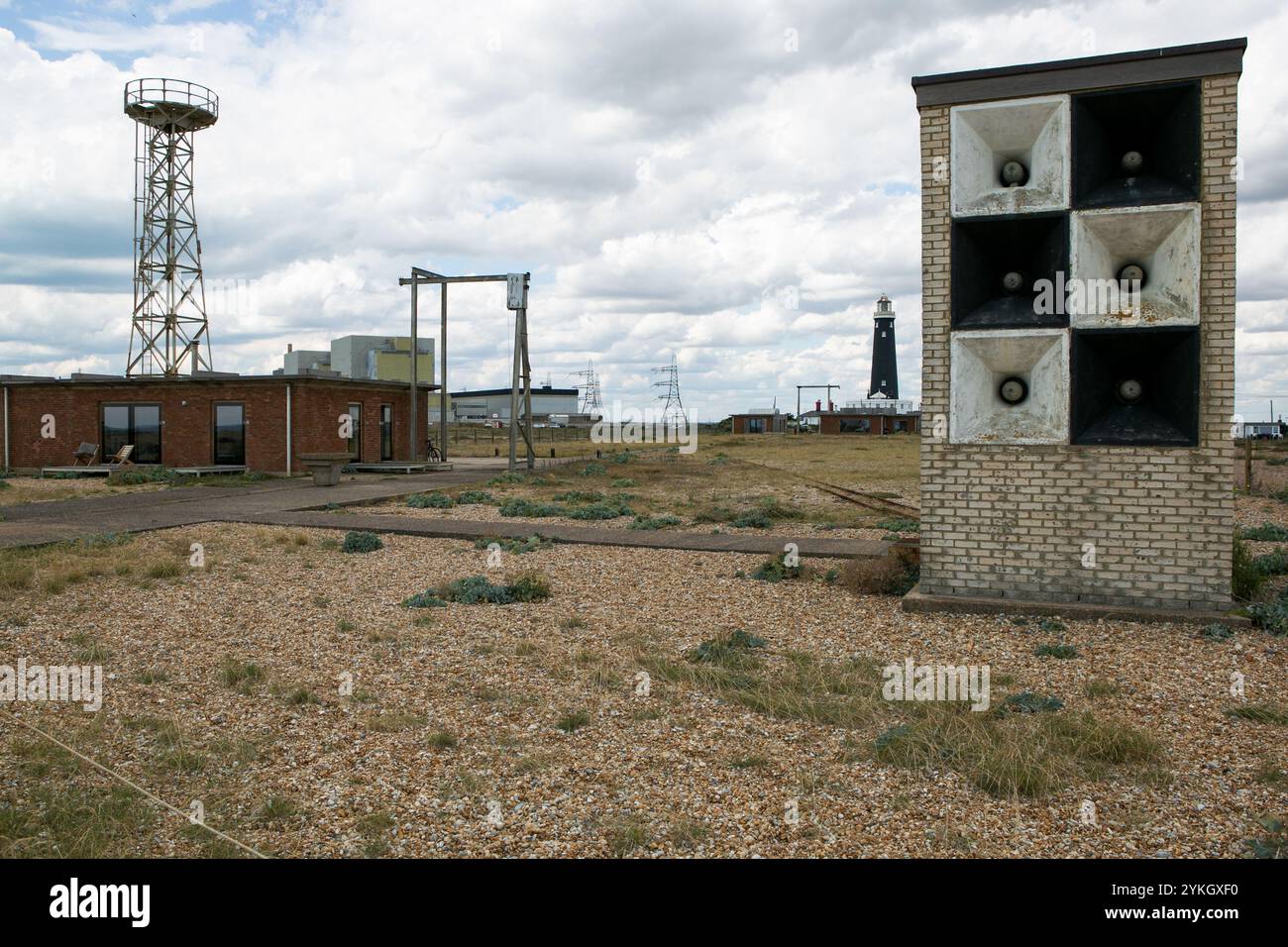 2020. Das Kernkraftwerk Dungeness B an der Küste von Kent im Südosten Englands. Dungeness B ist ein hochentwickeltes gasgekühltes Reaktorkraftwerk mit seinen beiden Kernreaktoren Dungeness B-21 und B-22, die 1983 bzw. 1985 in Betrieb genommen wurden und 2028 stillgelegt werden sollen. Das Kernkraftwerk wird von EDF Energy betrieben und gewartet, das 15 Kernreaktoren in Großbritannien betreibt und rund 20 % des Stromverbrauchs des Landes liefert Stockfoto