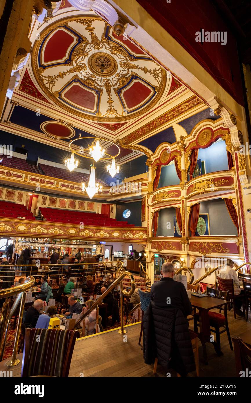 Tunbridge Wells, Mount Pleasant Road, Wetherspoon's Opera House Pub, Innenausstattung Stockfoto