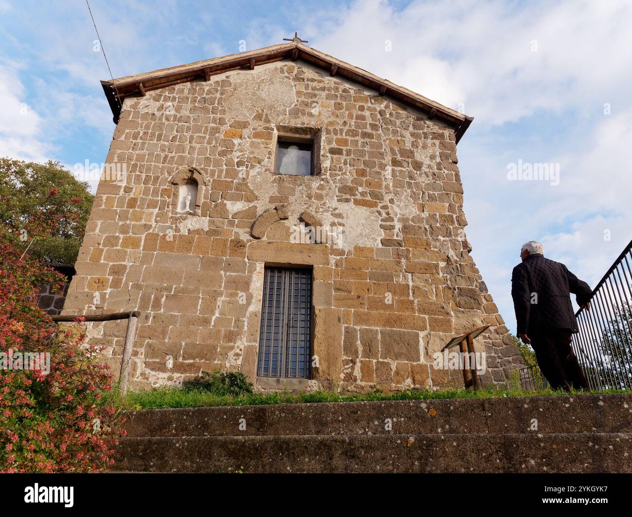 Ältere Menschen stehen auf den Stufen der Kirche San Pancrazio (Chiesa di San Pancrazio) in Montefiascone, Italien. November 2024 Stockfoto