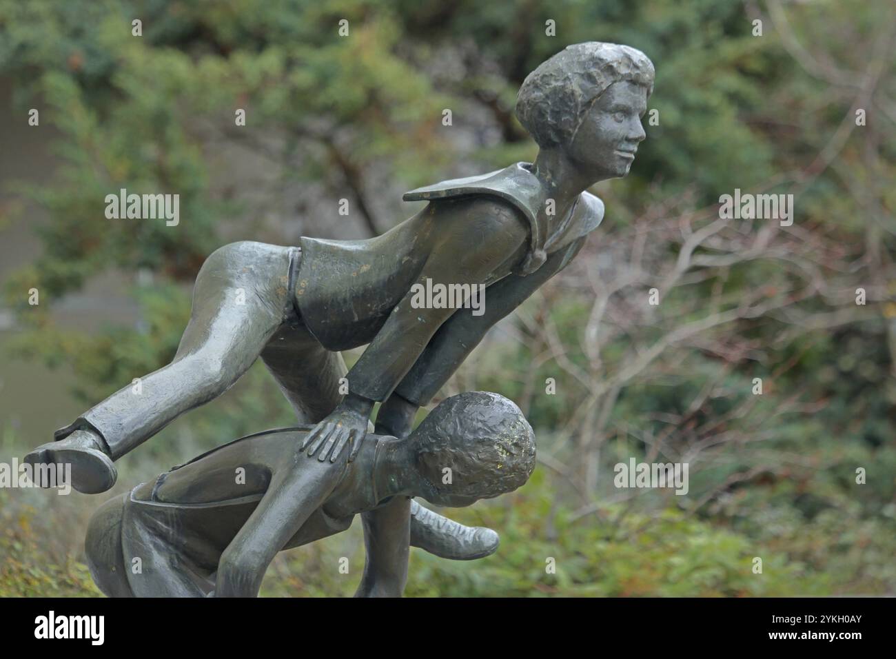 Skulptur Maeaenzer Buwe beim Bocksprung von Carl Ott 1980, zwei, Jungen, Bockspringen, athletisch, akrobatisch, übereinander, überspringen, hoch, nach oben, Beine, Wirbelsäule Stockfoto