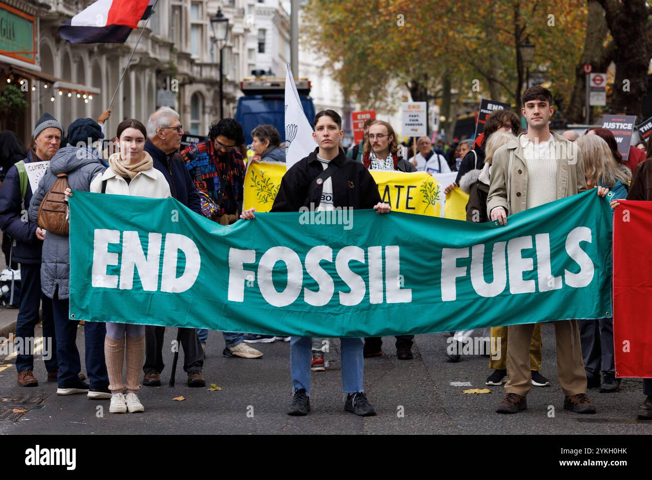 November 2024. London, Großbritannien. März für globale Klimagerechtigkeit. Große Allianz von Organisationen für Klimagerechtigkeit marschiert in London, um ein Ende der fossilen Brennstoffe und der britischen Komplizenschaft am Völkermord in Gaza zu fordern. Tausende rufen im Zuge der COP29 die britische Regierung auf, fossile Brennstoffe auslaufen zu lassen, Klimareparationen zu zahlen und ein Waffenembargo gegen Israel zu verhängen. Tausende gingen heute auf die Straßen Londons und schlossen sich einer großen Allianz von Klimagerechtigkeitsorganisationen an, die die britische Regierung aufforderten, ihre Abhängigkeit von fossilen Brennstoffen zu beenden, Klimareparationen zu zahlen und ihre Mittäterschaft am Völkermord in GA zu beenden Stockfoto