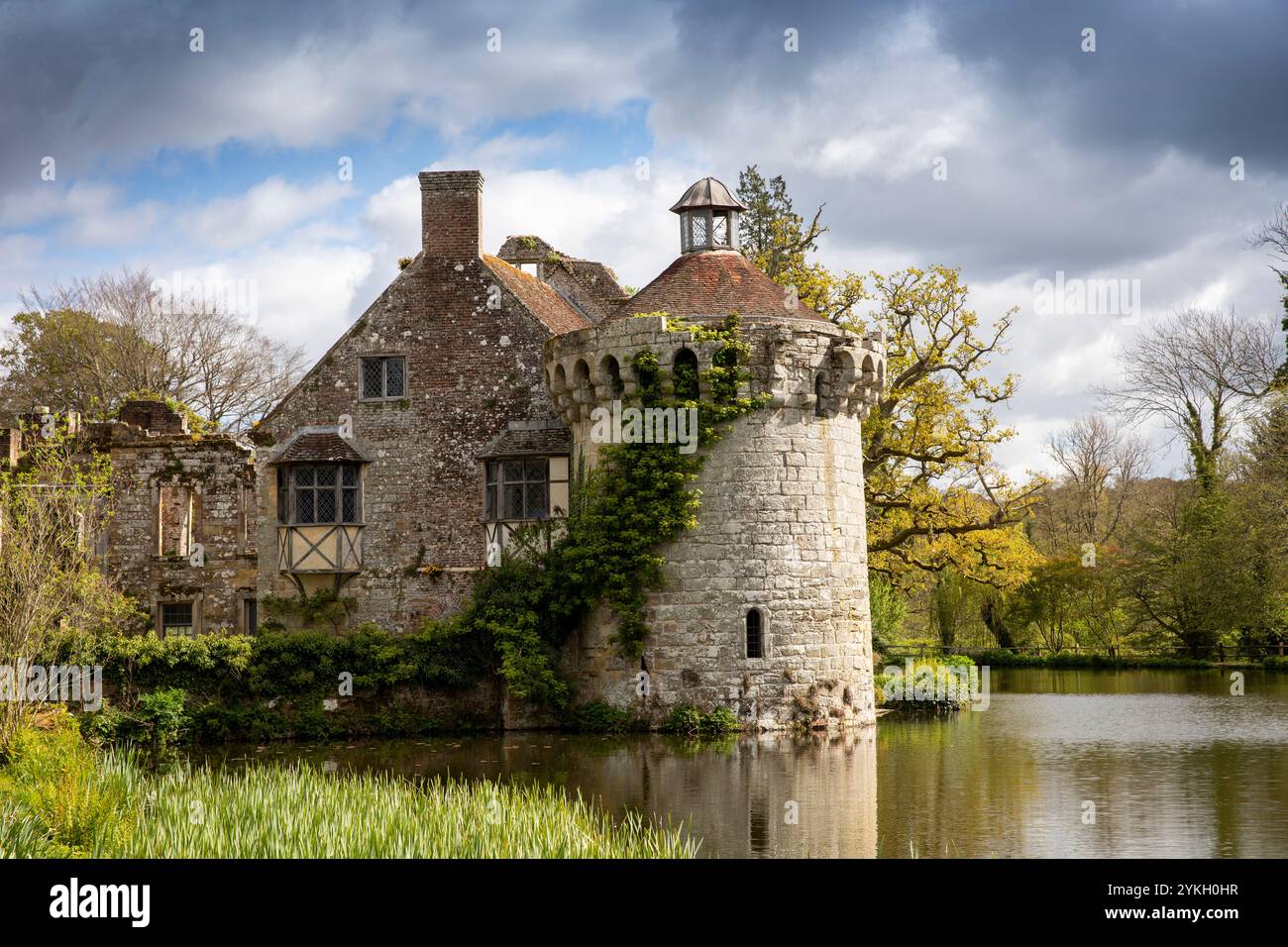 Großbritannien, Kent, Weald of Kent, Scotney Castle, alte Burgruinen und Burggraben Stockfoto