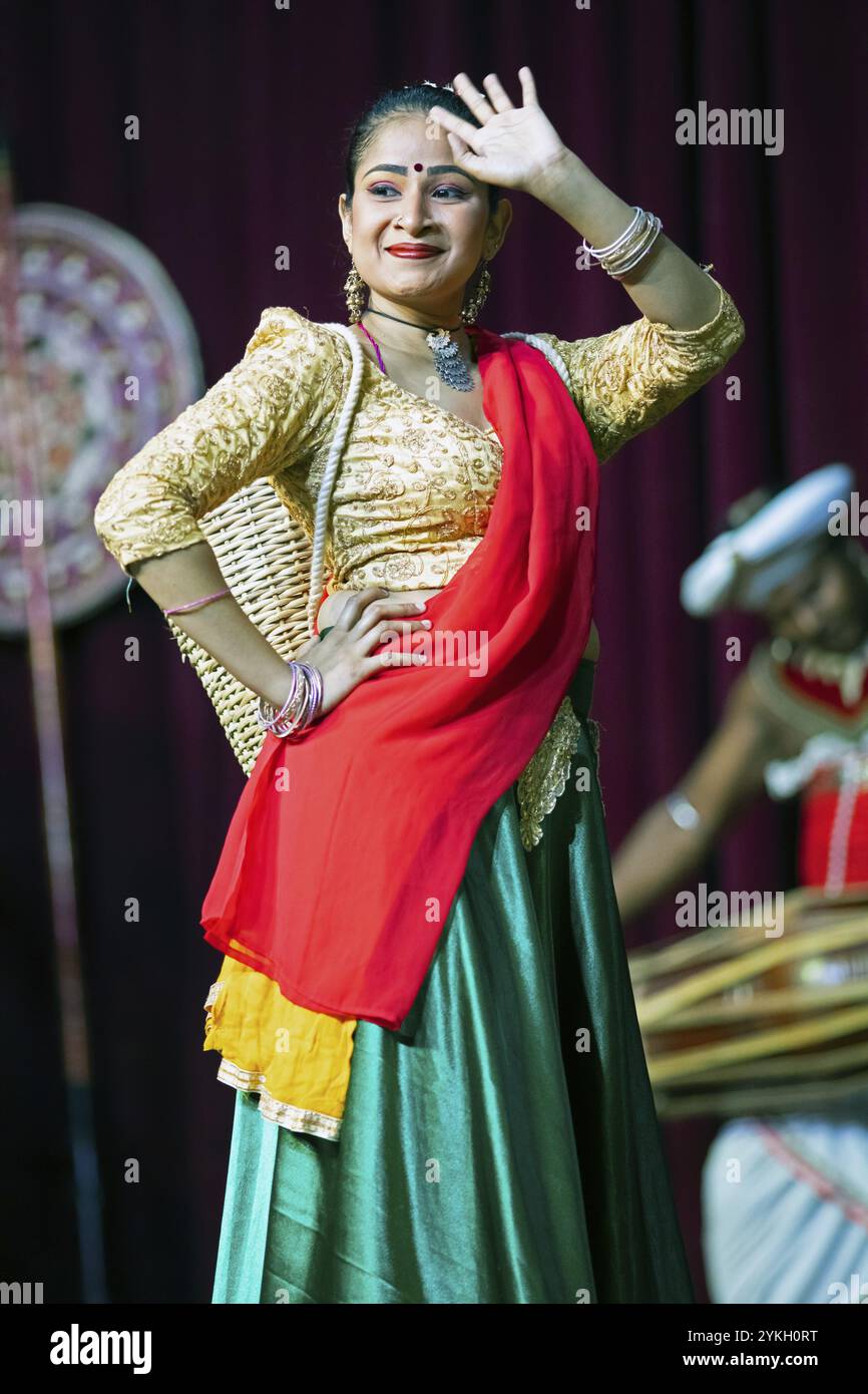 Sri-lankische Tänzerin, die einen traditionellen Tanz vorführt, Young Men's Buddhist Association, Kandy, Zentralprovinz, Sri Lanka, Asien Stockfoto