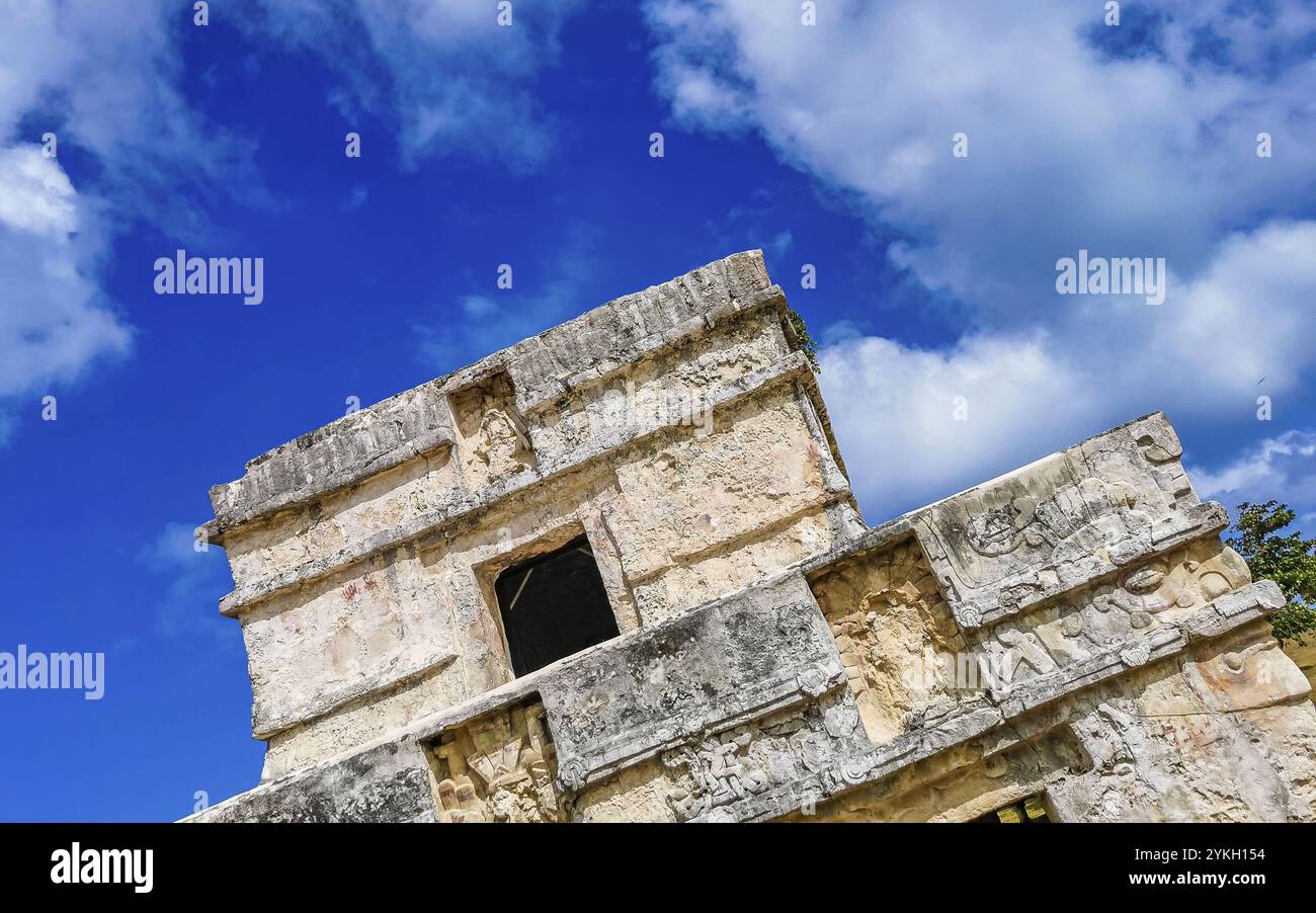 Alte Tulum Ruinen Maya-Stätte mit Tempelruinen Pyramiden und Artefakte in den tropischen natürlichen Dschungel Wald Palme und Seenlandschaft Panoramablick in Tulum Stockfoto