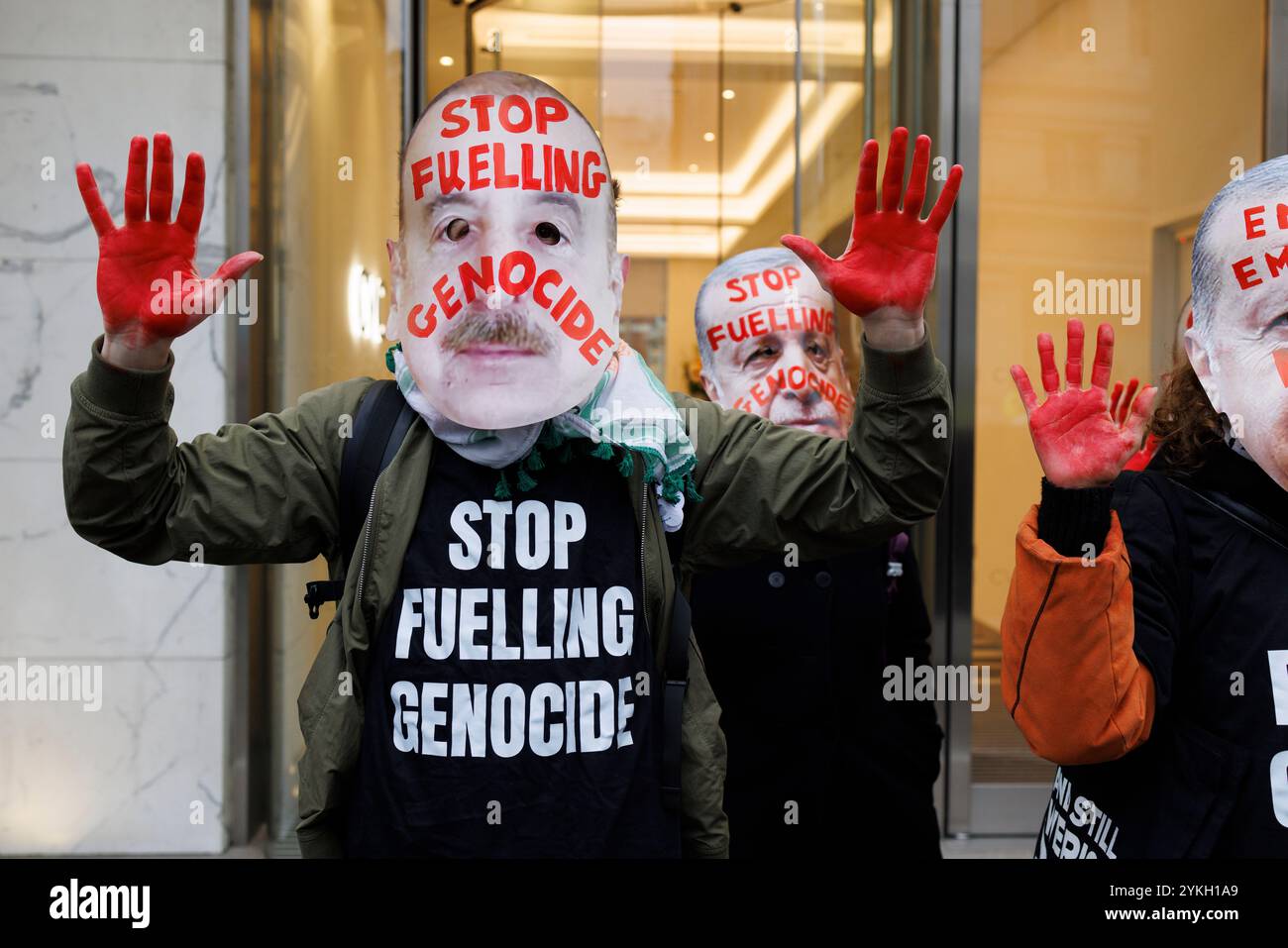 November 2024. London, Großbritannien. März für globale Klimagerechtigkeit. Demonstrant mit Maske des aserbaidschanischen Präsidenten Ilham Aliyev vor den Büros der staatlichen Ölgesellschaft SOCAR. Die BTC-Pipeline, die sich im Miteigentum von BP und SOCAR befindet, liefert fast 30 % des israelischen Öls über die Türkei. Große Allianz von Organisationen für Klimagerechtigkeit marschiert in London, um ein Ende der fossilen Brennstoffe und der britischen Komplizenschaft am Völkermord in Gaza zu fordern. Tausende rufen im Zuge der COP29 die britische Regierung auf, fossile Brennstoffe auslaufen zu lassen, Klimareparationen zu zahlen und ein Waffenembargo gegen Israel zu verhängen. Stockfoto