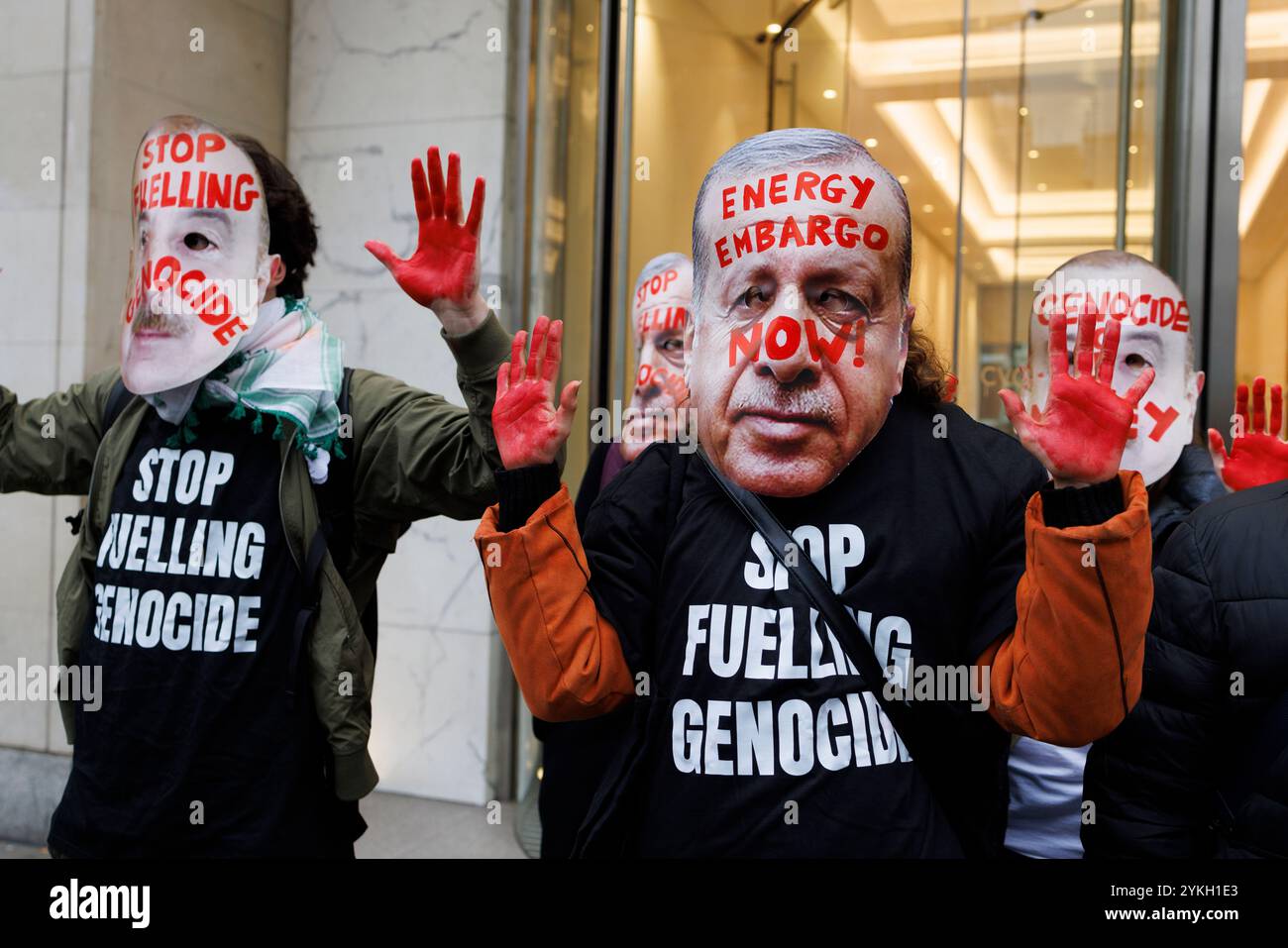 November 2024. London, Großbritannien. März für globale Klimagerechtigkeit. Demonstranten mit Masken des türkischen Präsidenten Erdogan und des aserbaidschanischen Präsidenten Ilham Aliyev vor den Büros der staatlichen Ölgesellschaft SOCAR. Große Allianz von Organisationen für Klimagerechtigkeit marschiert in London, um ein Ende der fossilen Brennstoffe und der britischen Komplizenschaft am Völkermord in Gaza zu fordern. Tausende rufen im Zuge der COP29 die britische Regierung auf, fossile Brennstoffe auslaufen zu lassen, Klimareparationen zu zahlen und ein Waffenembargo gegen Israel zu verhängen. Stockfoto