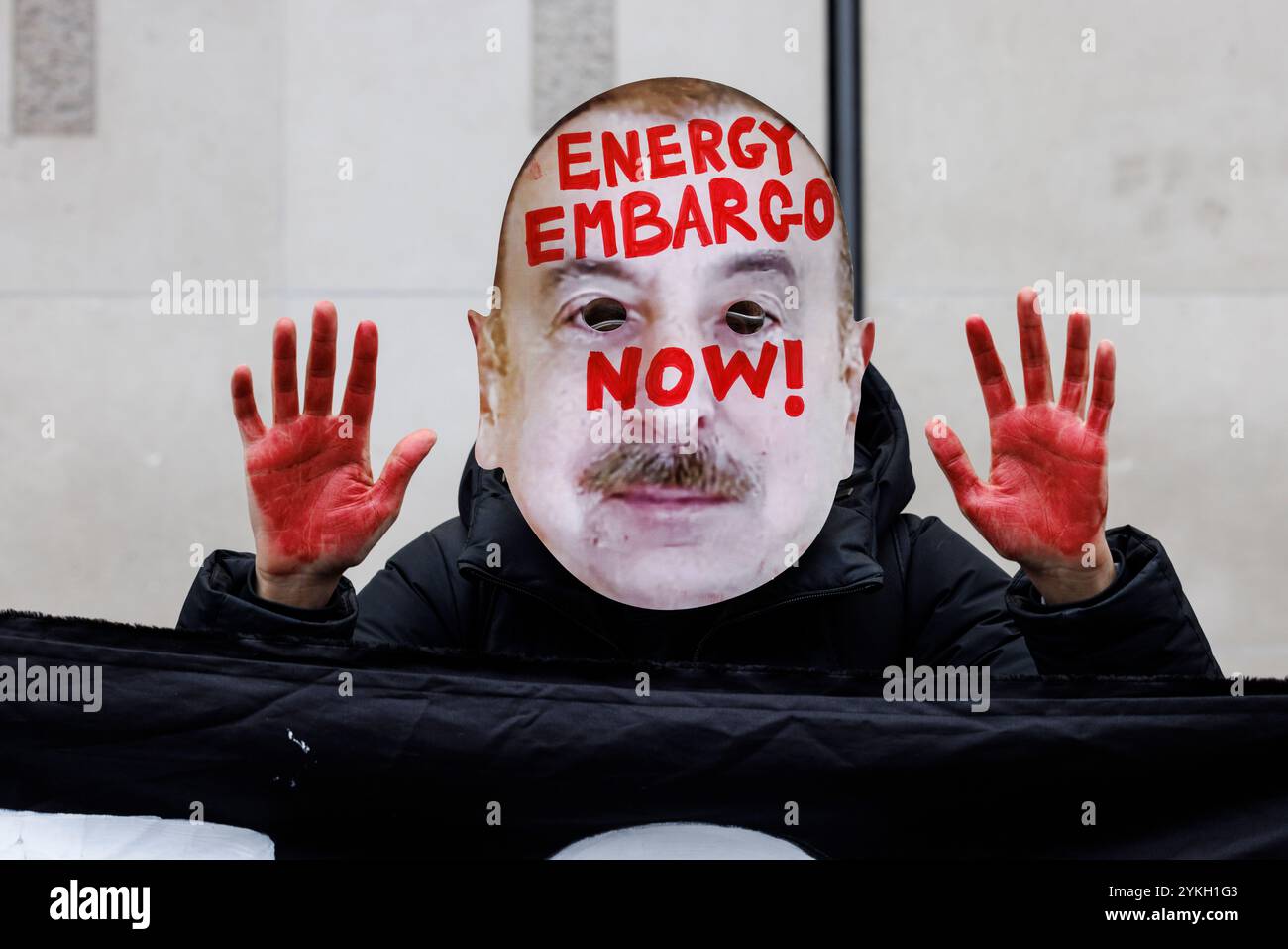 November 2024. London, Großbritannien. März für globale Klimagerechtigkeit. Demonstrant mit Maske des aserbaidschanischen Präsidenten Ilham Aliyev vor den Büros der staatlichen Ölgesellschaft SOCAR. Die BTC-Pipeline, die sich im Miteigentum von BP und SOCAR befindet, liefert fast 30 % des israelischen Öls über die Türkei. Große Allianz von Organisationen für Klimagerechtigkeit marschiert in London, um ein Ende der fossilen Brennstoffe und der britischen Komplizenschaft am Völkermord in Gaza zu fordern. Tausende rufen im Zuge der COP29 die britische Regierung auf, fossile Brennstoffe auslaufen zu lassen, Klimareparationen zu zahlen und ein Waffenembargo gegen Israel zu verhängen. Stockfoto
