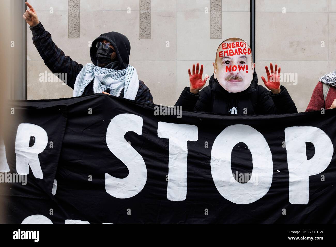 November 2024. London, Großbritannien. März für globale Klimagerechtigkeit. Demonstrant mit Maske des aserbaidschanischen Präsidenten Ilham Aliyev vor den Büros der staatlichen Ölgesellschaft SOCAR. Die BTC-Pipeline, die sich im Miteigentum von BP und SOCAR befindet, liefert fast 30 % des israelischen Öls über die Türkei. Große Allianz von Organisationen für Klimagerechtigkeit marschiert in London, um ein Ende der fossilen Brennstoffe und der britischen Komplizenschaft am Völkermord in Gaza zu fordern. Tausende rufen im Zuge der COP29 die britische Regierung auf, fossile Brennstoffe auslaufen zu lassen, Klimareparationen zu zahlen und ein Waffenembargo gegen Israel zu verhängen. Stockfoto