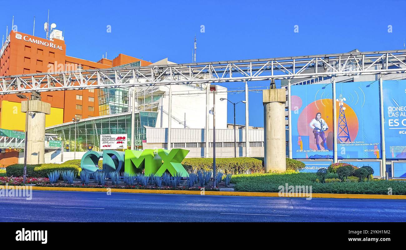 Mexiko-Stadt Mexiko 07. Februar 2021 Straße vor dem Flughafen Aeropuerto Internacional Benito Juarez in Penon de los Banos Venustiano Carranza Mexic Stockfoto