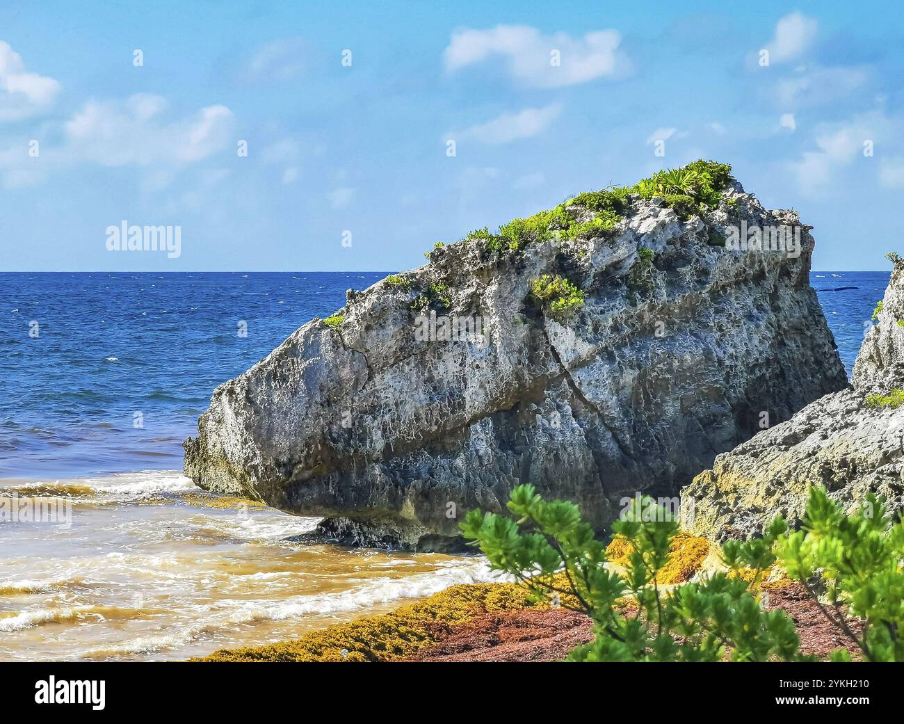 Natürliche Seestücke Panoramablick auf die alten Tulum Ruinen Maya-Stätte mit Tempelruinen Pyramiden und Artefakte in den tropischen natürlichen Dschungel Wald pa Stockfoto