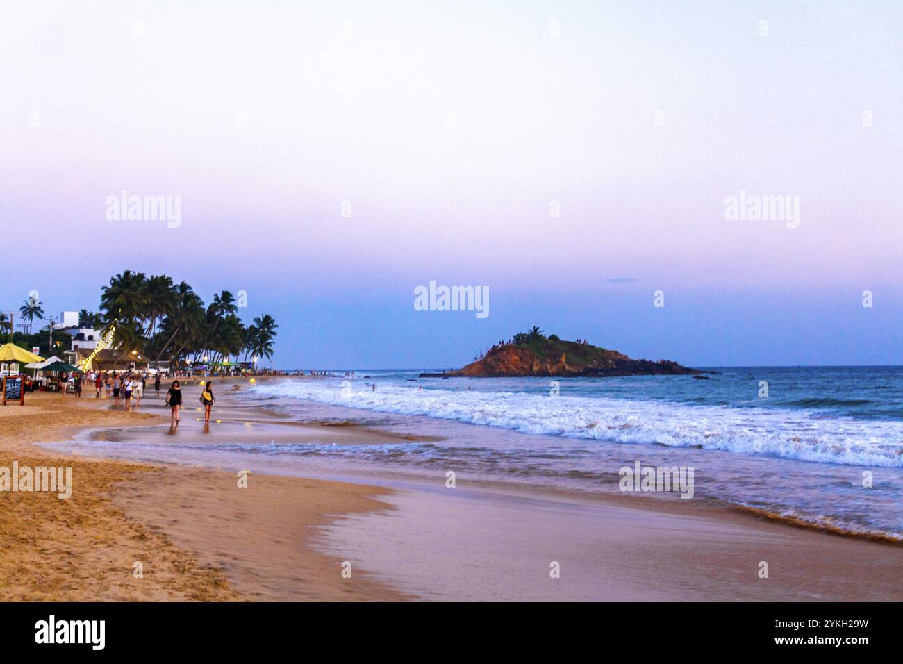 Wunderschöner farbenfroher Sonnenuntergang am Strand in Mirissa Beach Matara District Südprovinz Sri Lanka Stockfoto